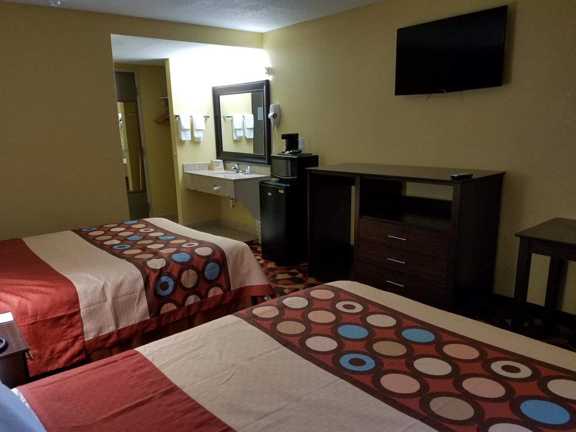 Super 8 by Wyndham Wichita Airport West Kellogg photo 62