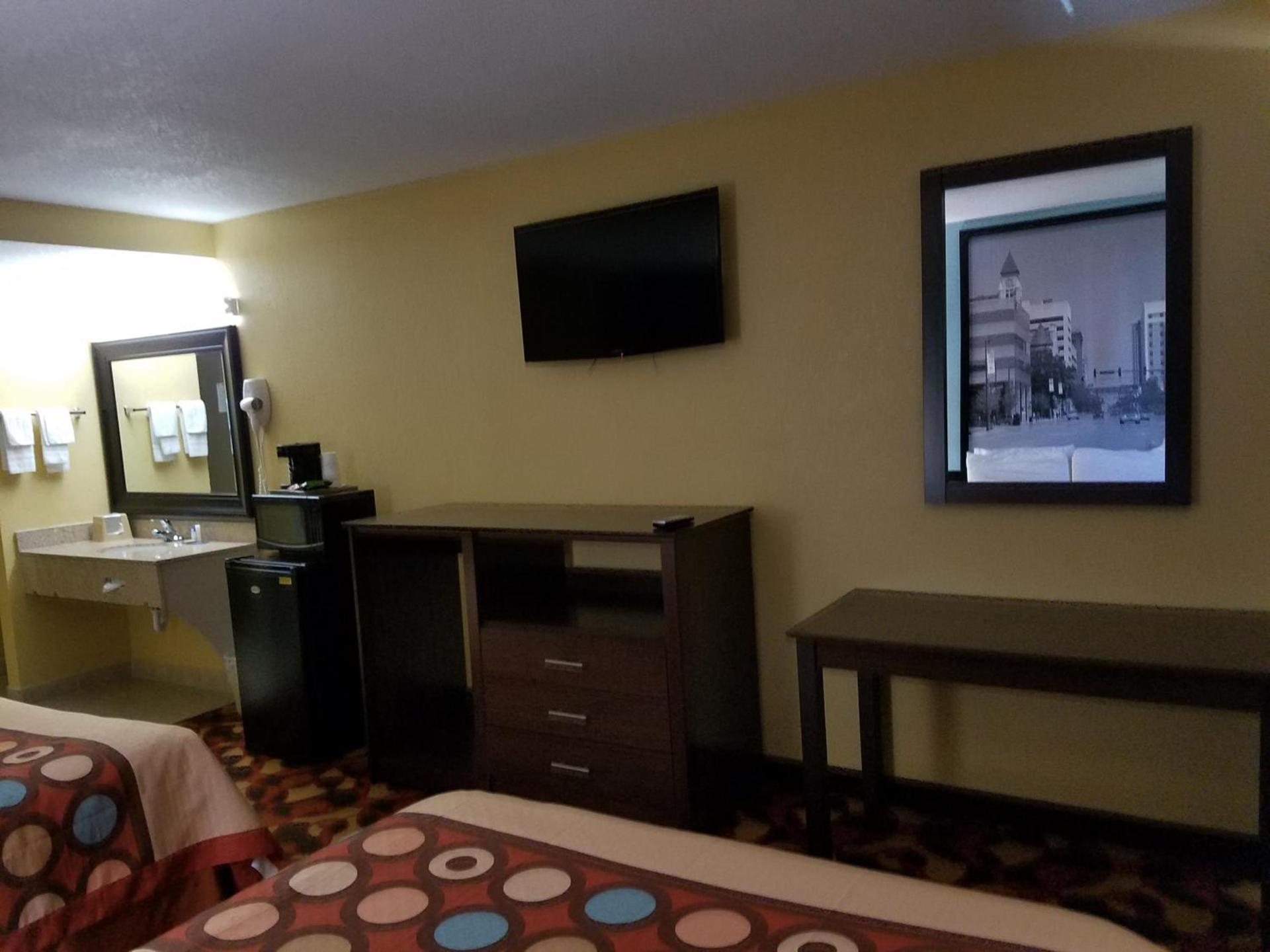 Super 8 by Wyndham Wichita Airport West Kellogg photo 63