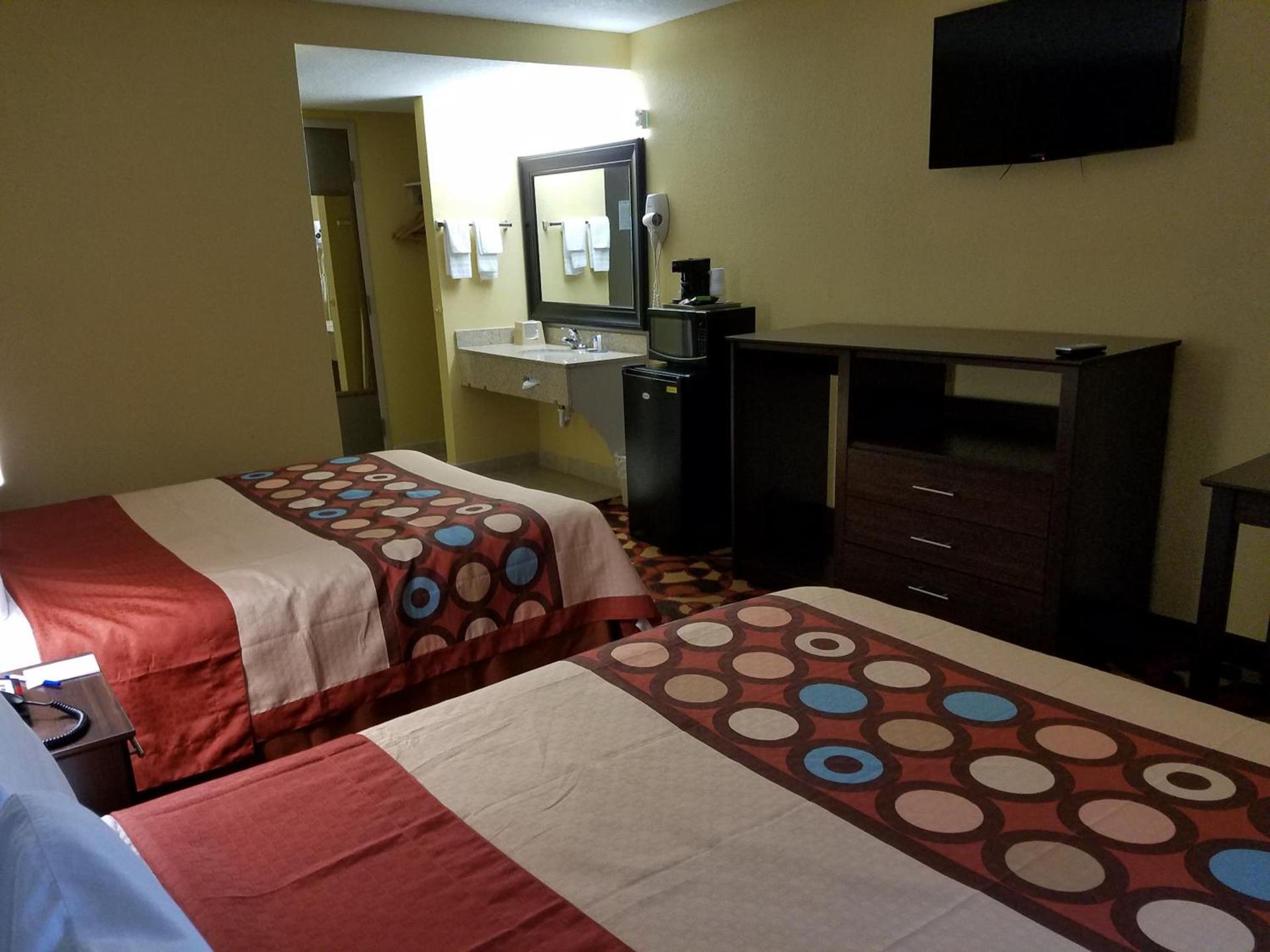 Super 8 by Wyndham Wichita Airport West Kellogg photo 64