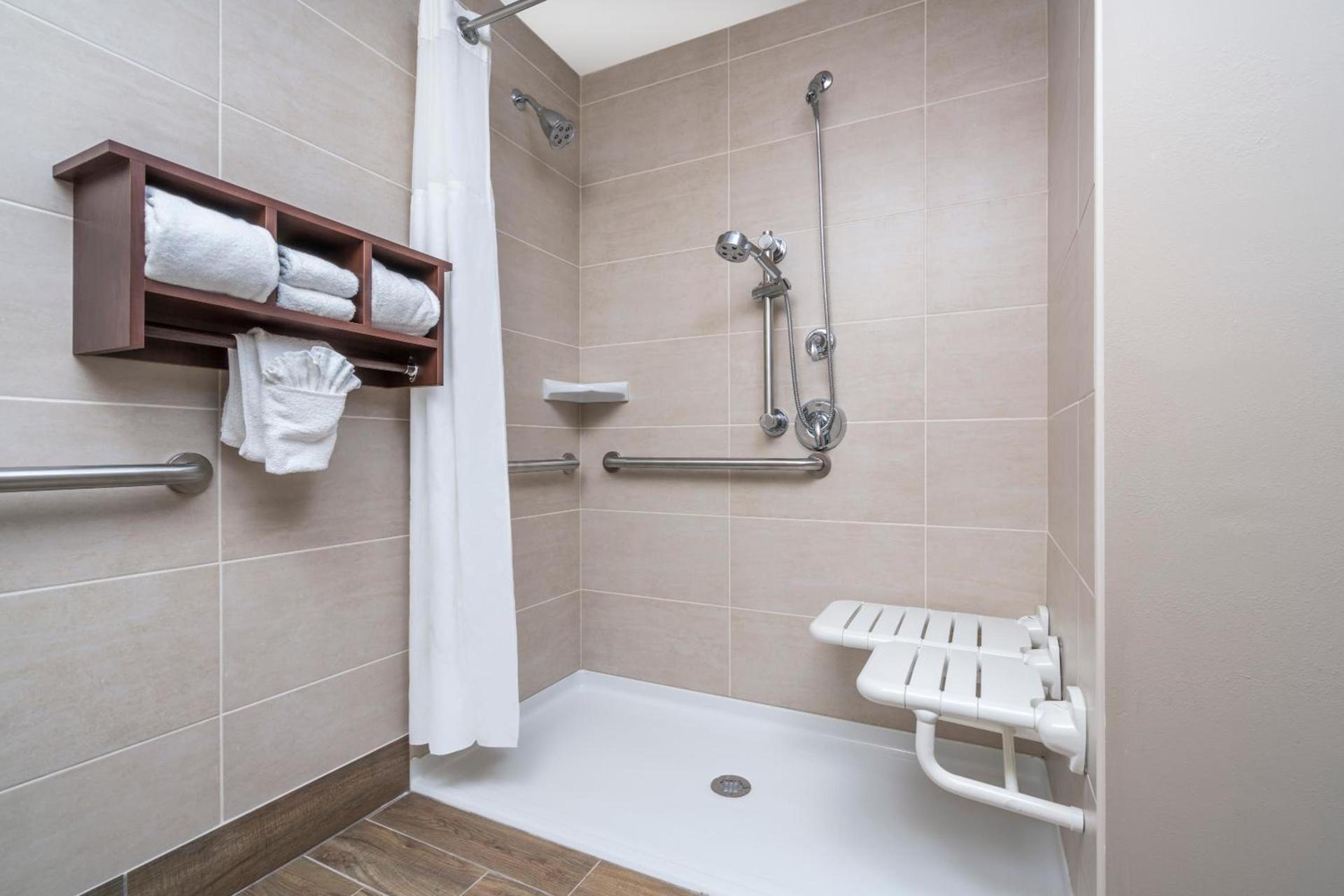 Ramada by Wyndham Minneapolis Golden Valley photo 47