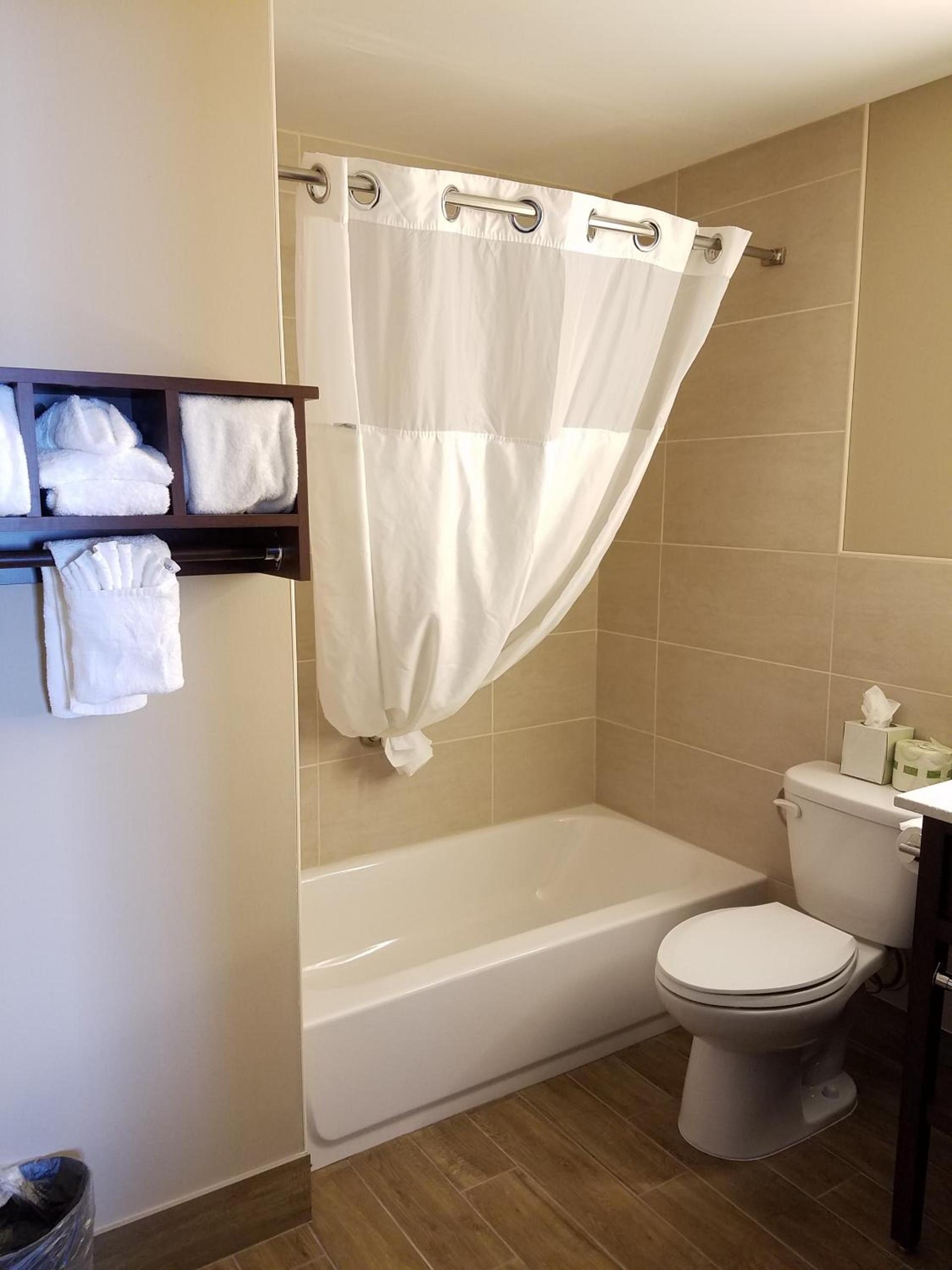 Ramada by Wyndham Minneapolis Golden Valley photo 49