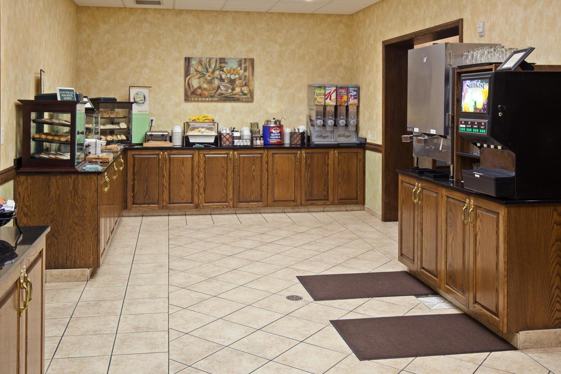 Country Inn & Suites by Radisson, Grand Rapids East, MI photo 63