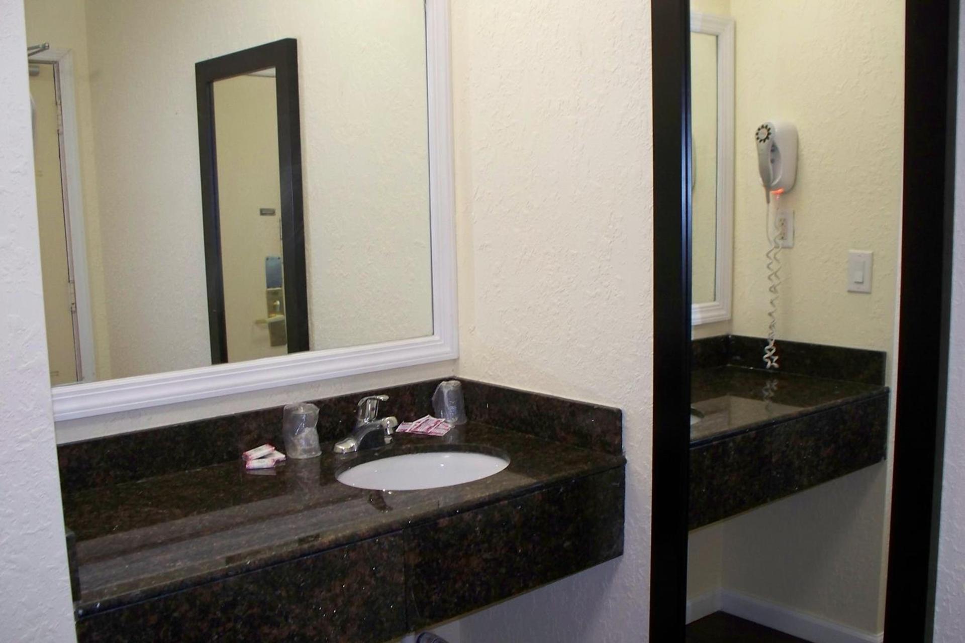 Budget Inn & Suites photo 4