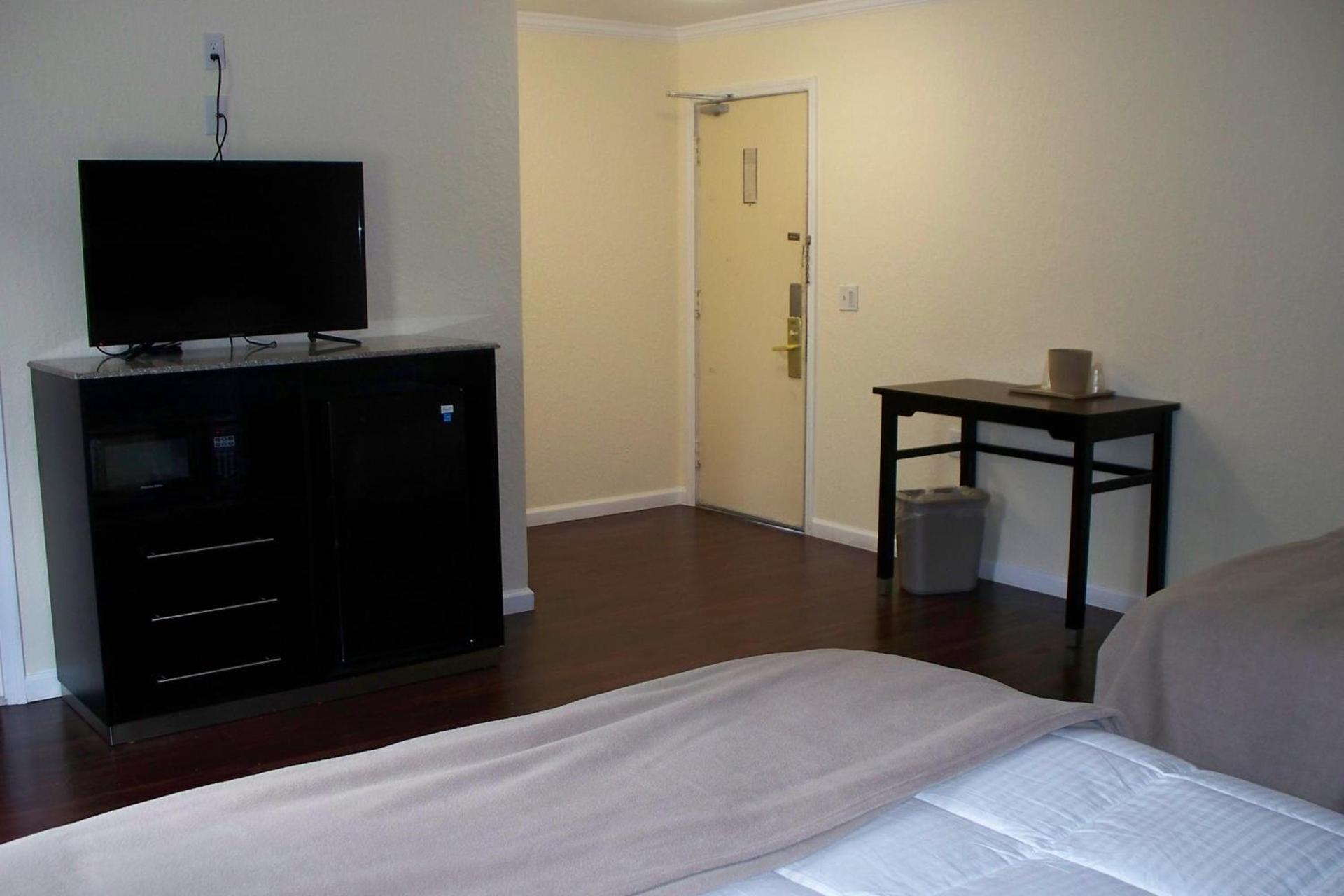 Budget Inn & Suites photo 13
