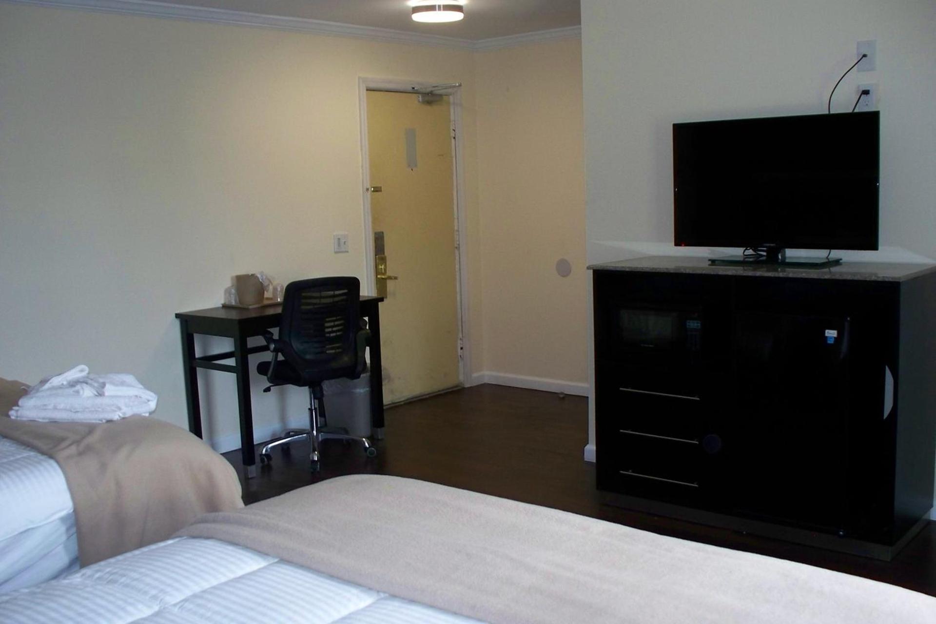 Budget Inn & Suites photo 16