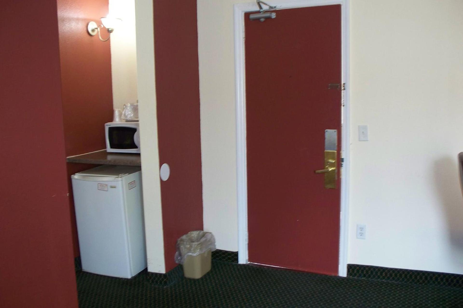 Budget Inn & Suites photo 17
