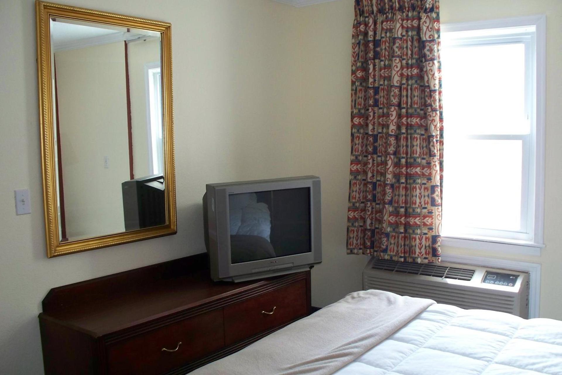 Budget Inn & Suites photo 18