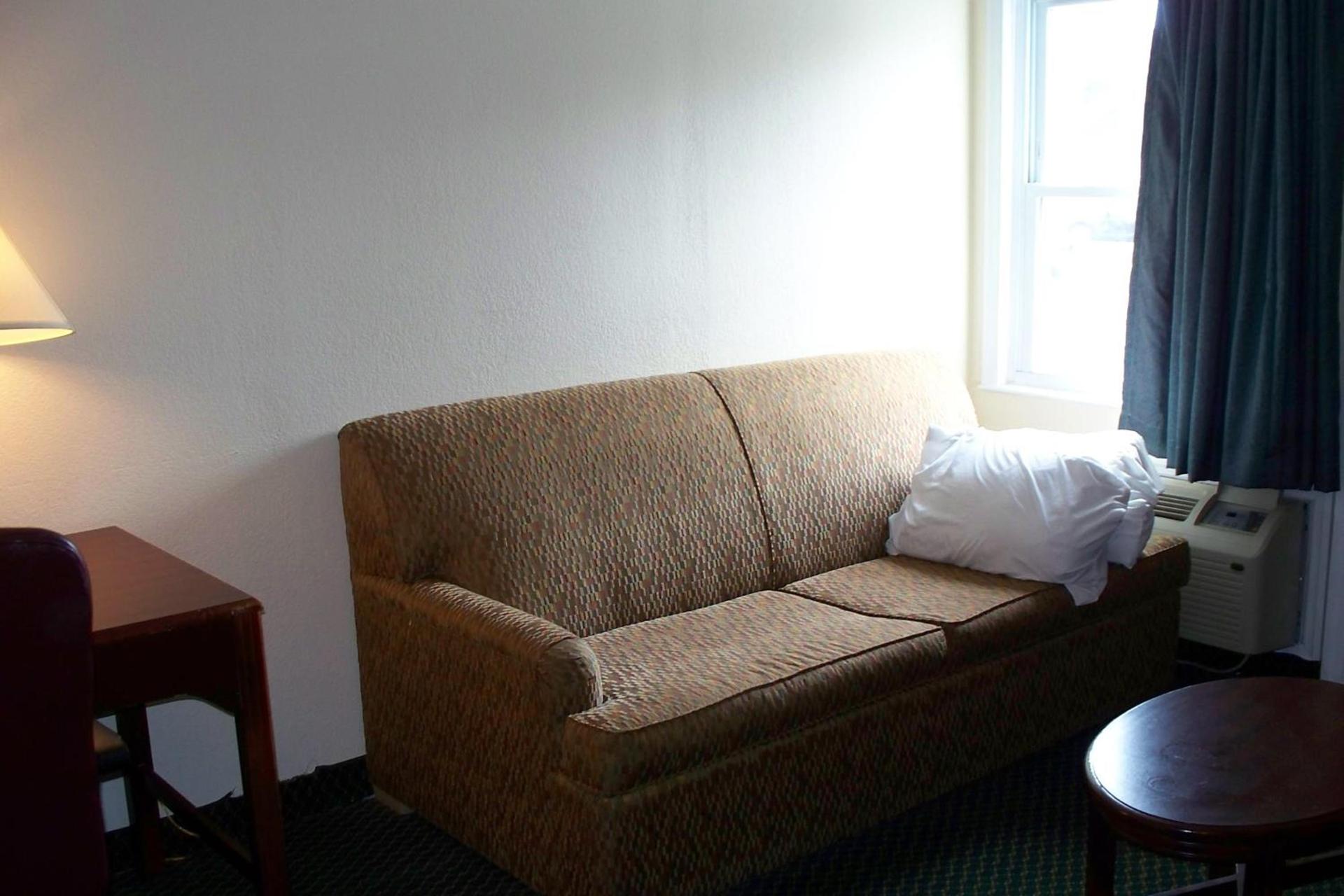 Budget Inn & Suites photo 22