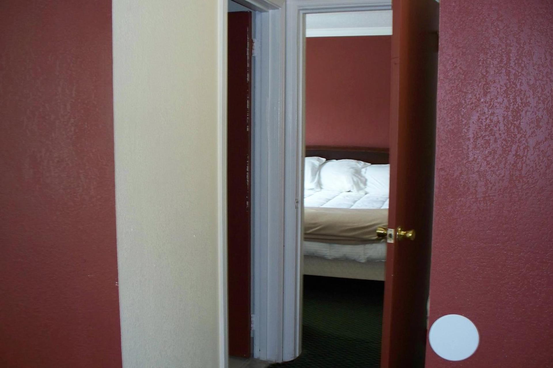 Budget Inn & Suites photo 25