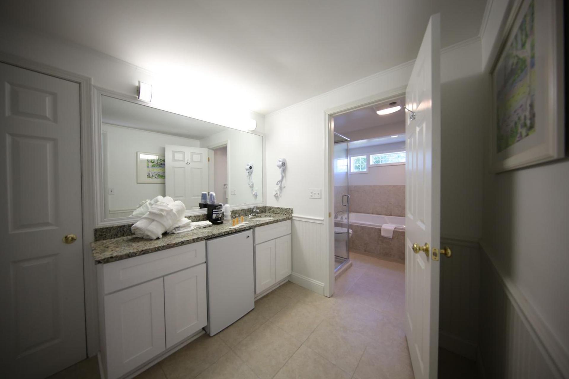 Colonial Inn Harbor Springs photo 13