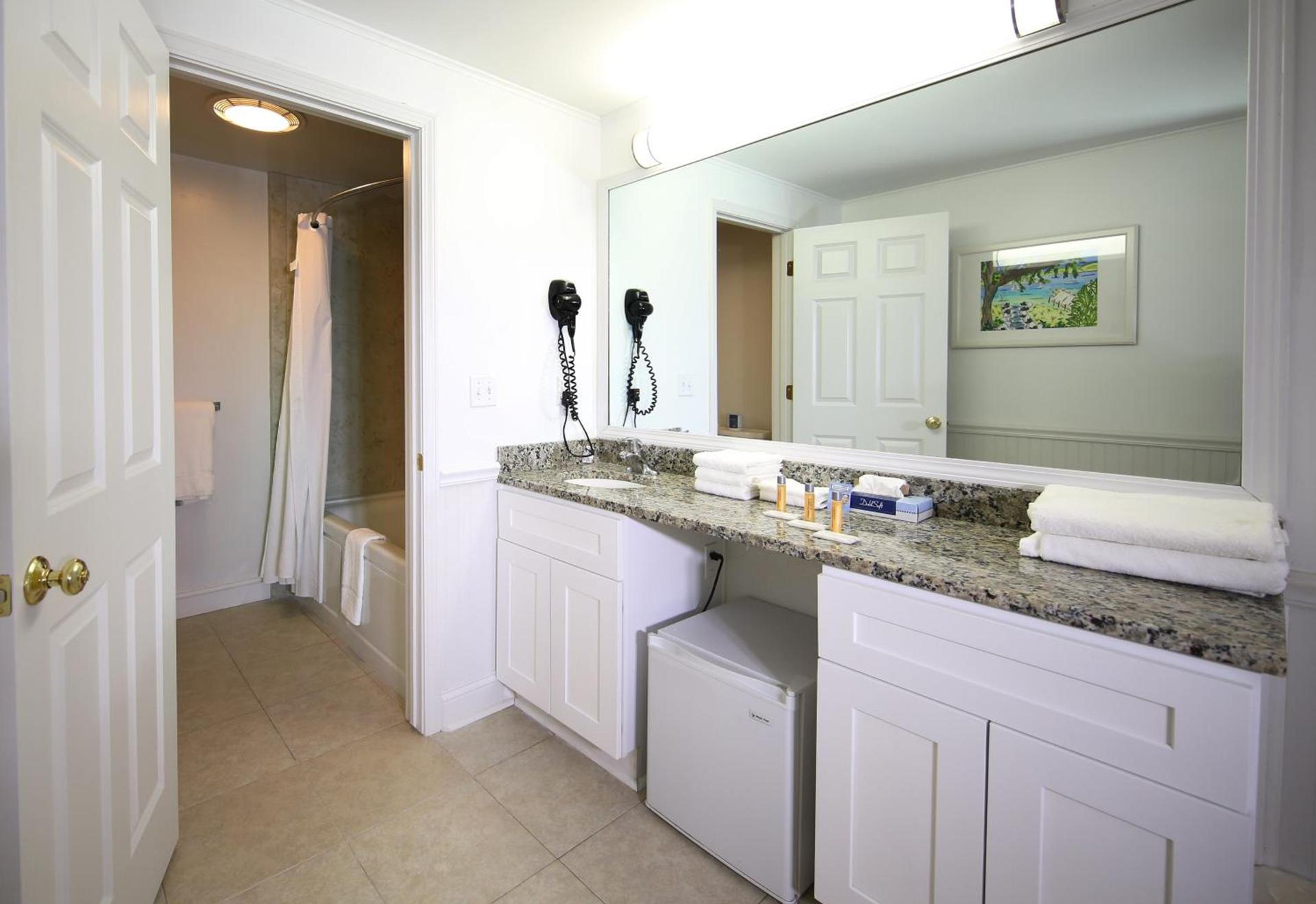 Colonial Inn Harbor Springs photo 17