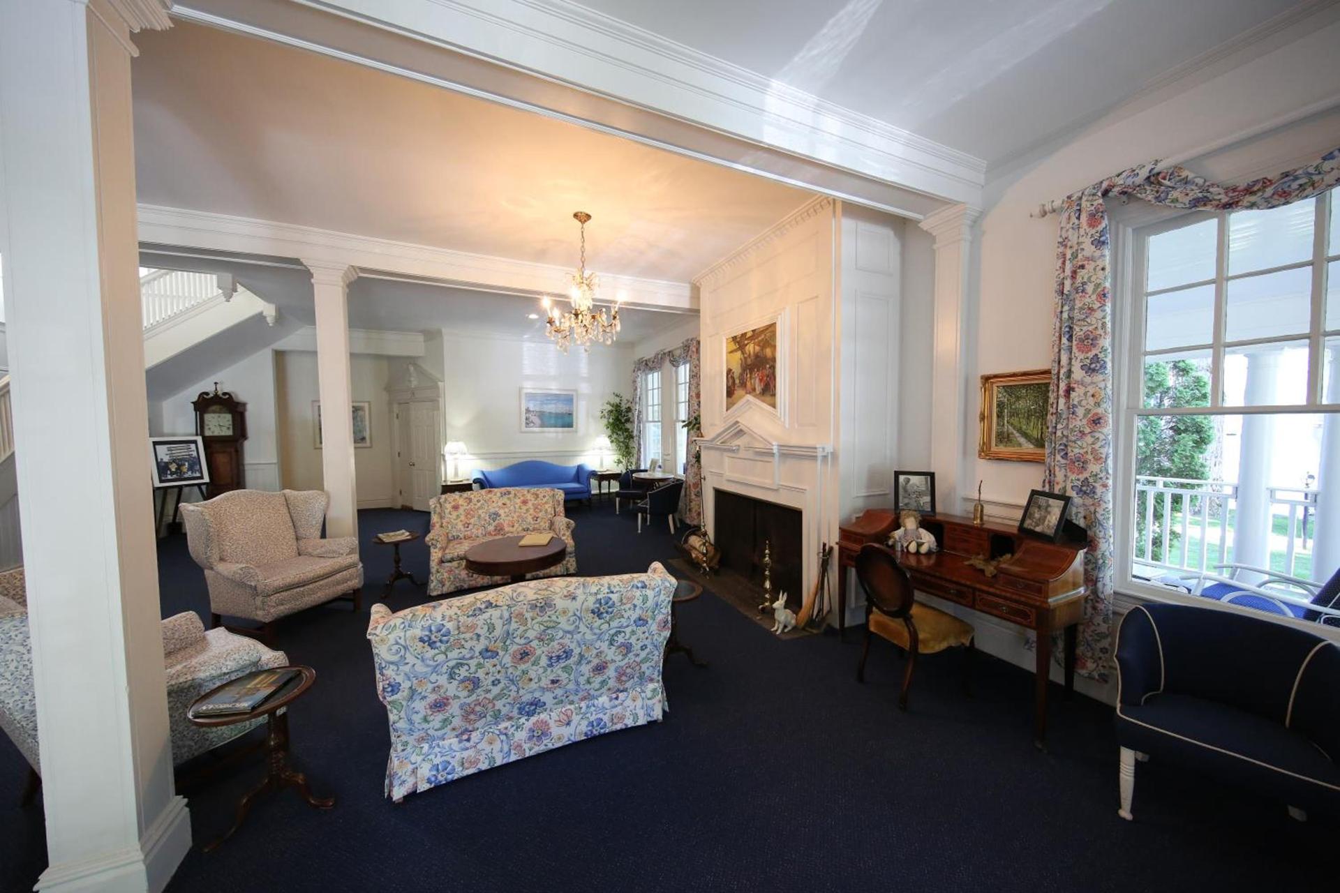 Colonial Inn Harbor Springs photo 19