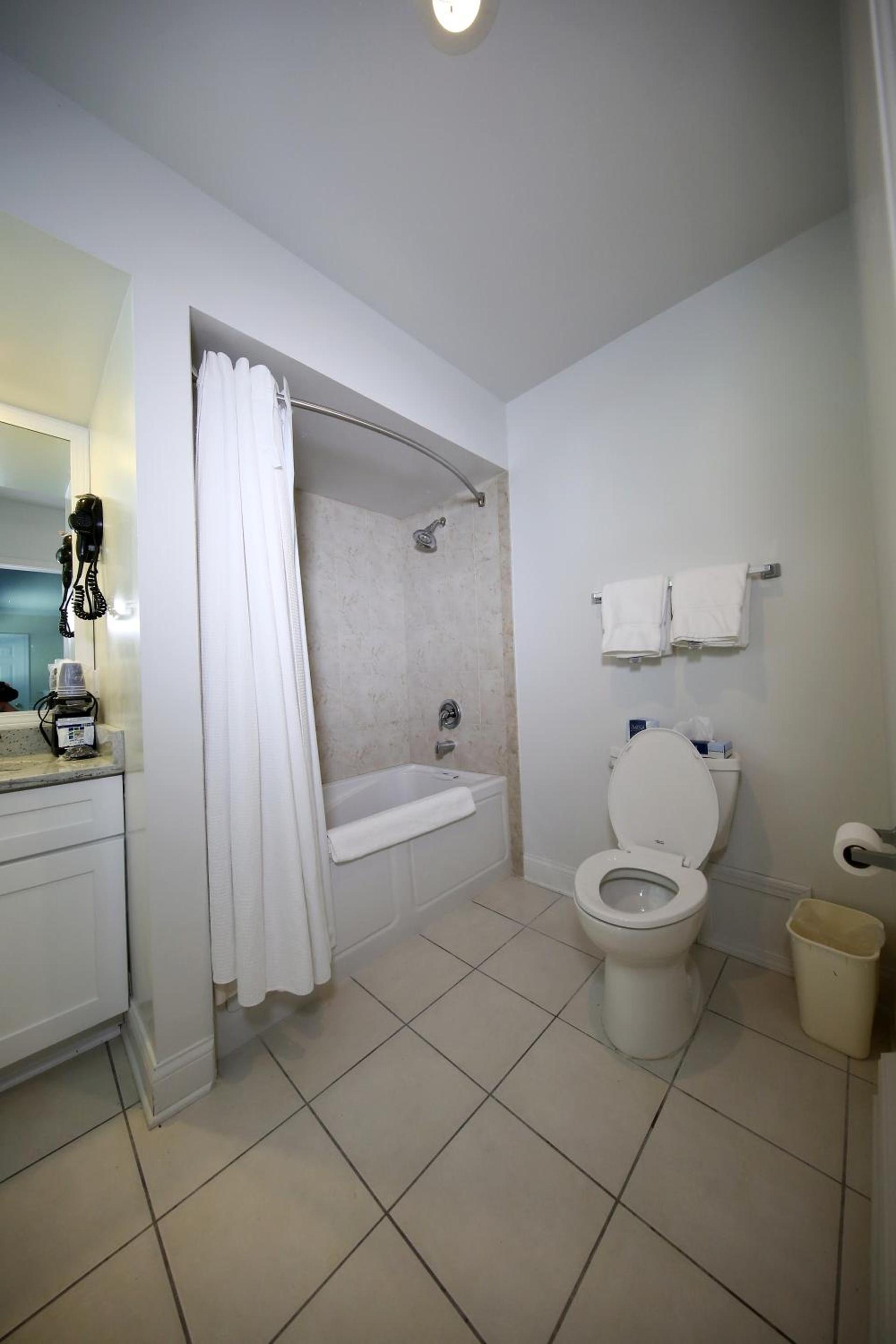 Colonial Inn Harbor Springs photo 23