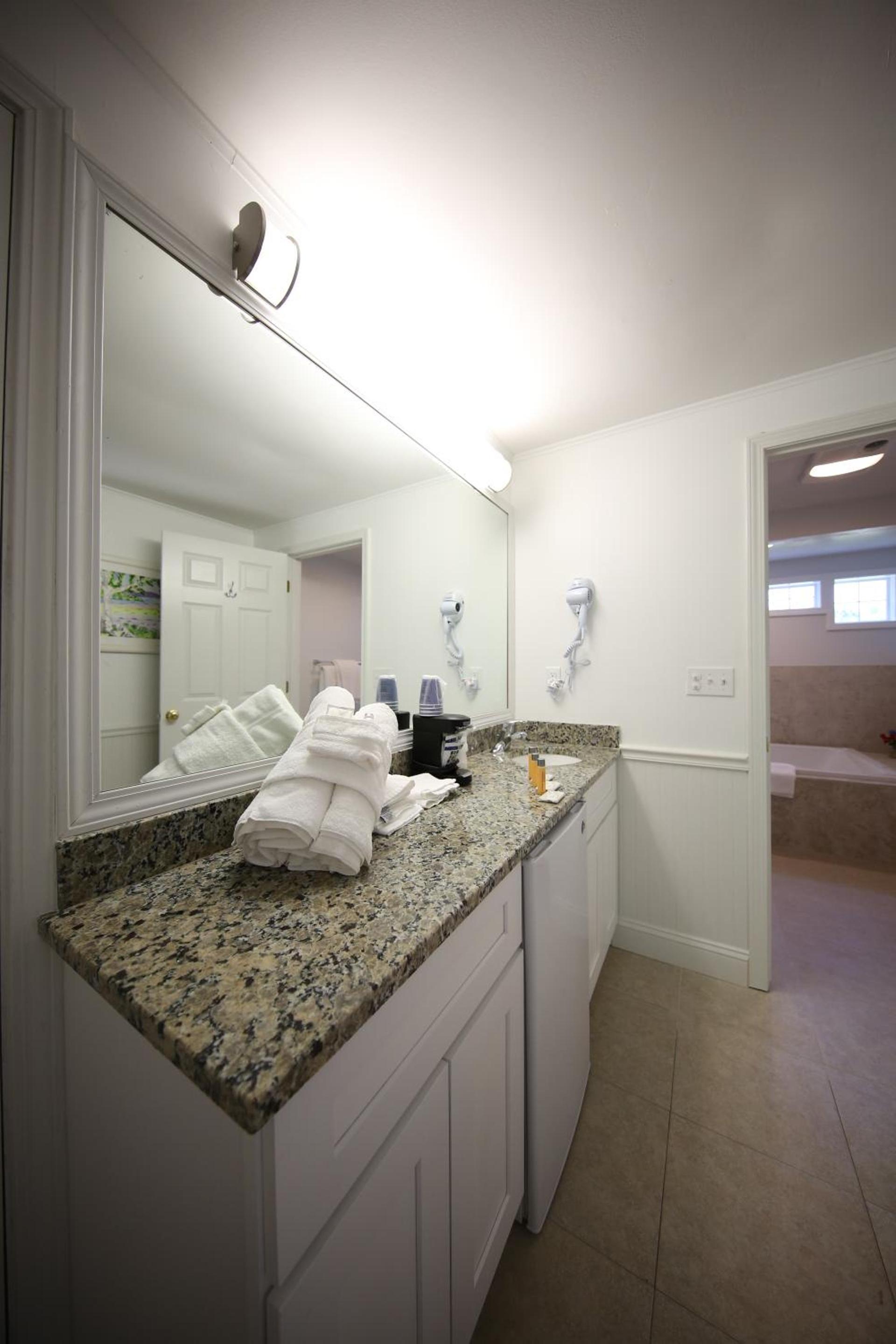 Colonial Inn Harbor Springs photo 25