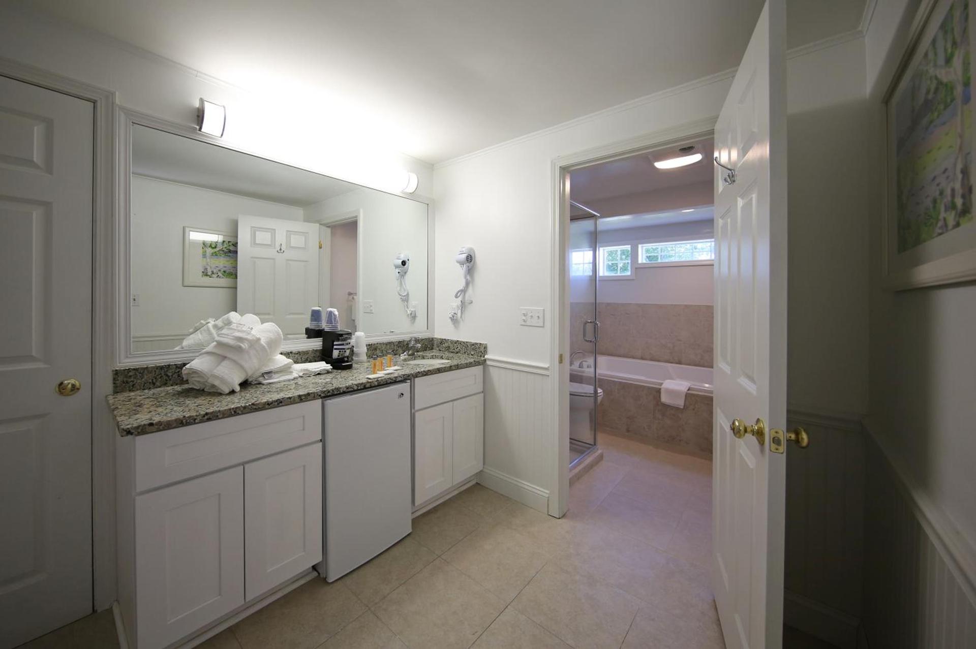 Colonial Inn Harbor Springs photo 28