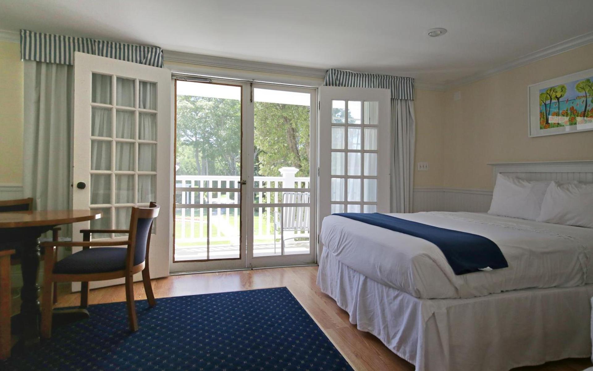 Colonial Inn Harbor Springs photo 32