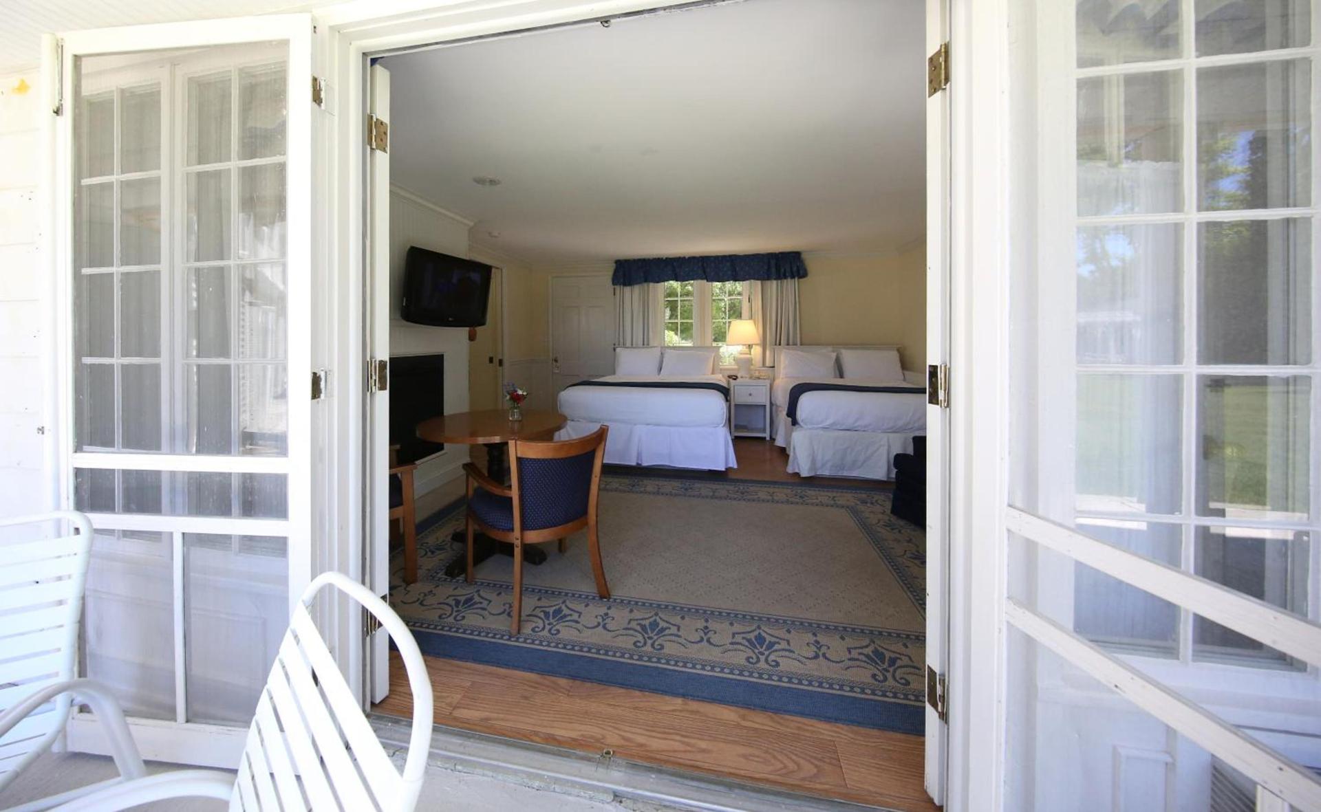 Colonial Inn Harbor Springs photo 34