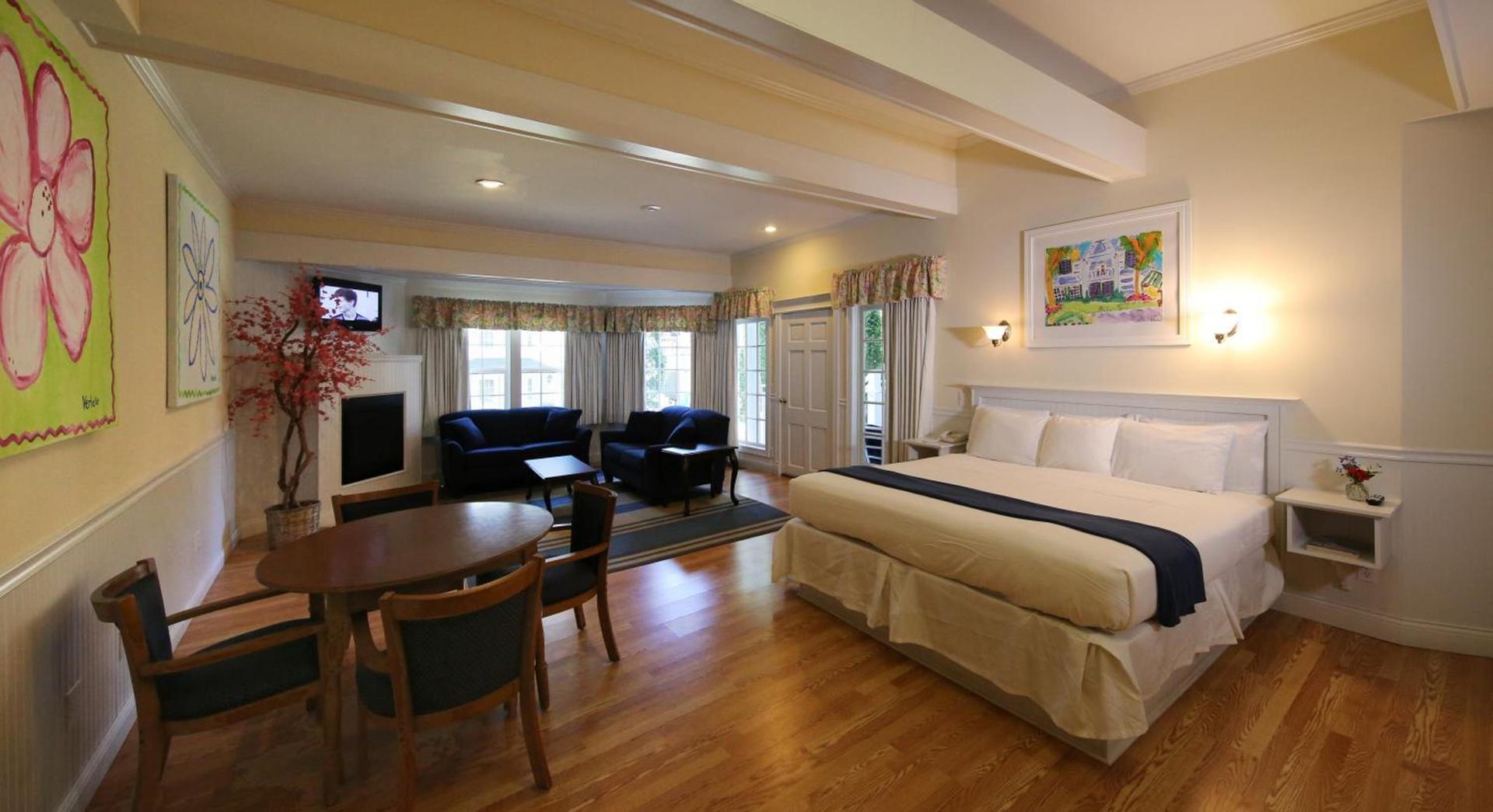 Colonial Inn Harbor Springs photo 35