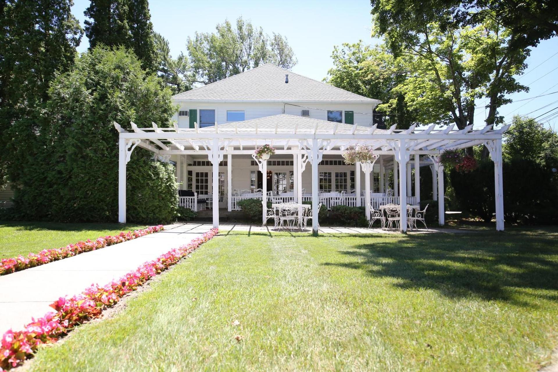 Colonial Inn Harbor Springs photo 5