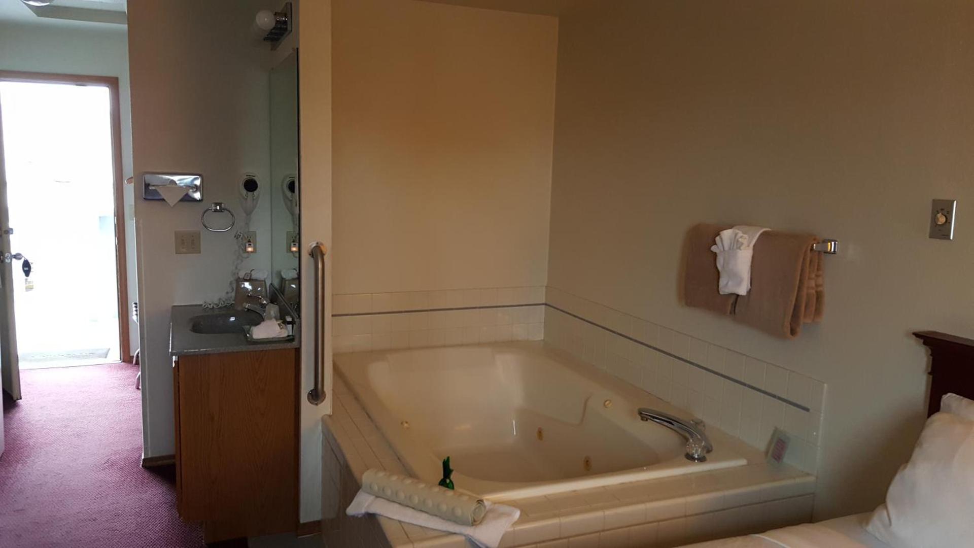 Hillcrest Inn photo 43