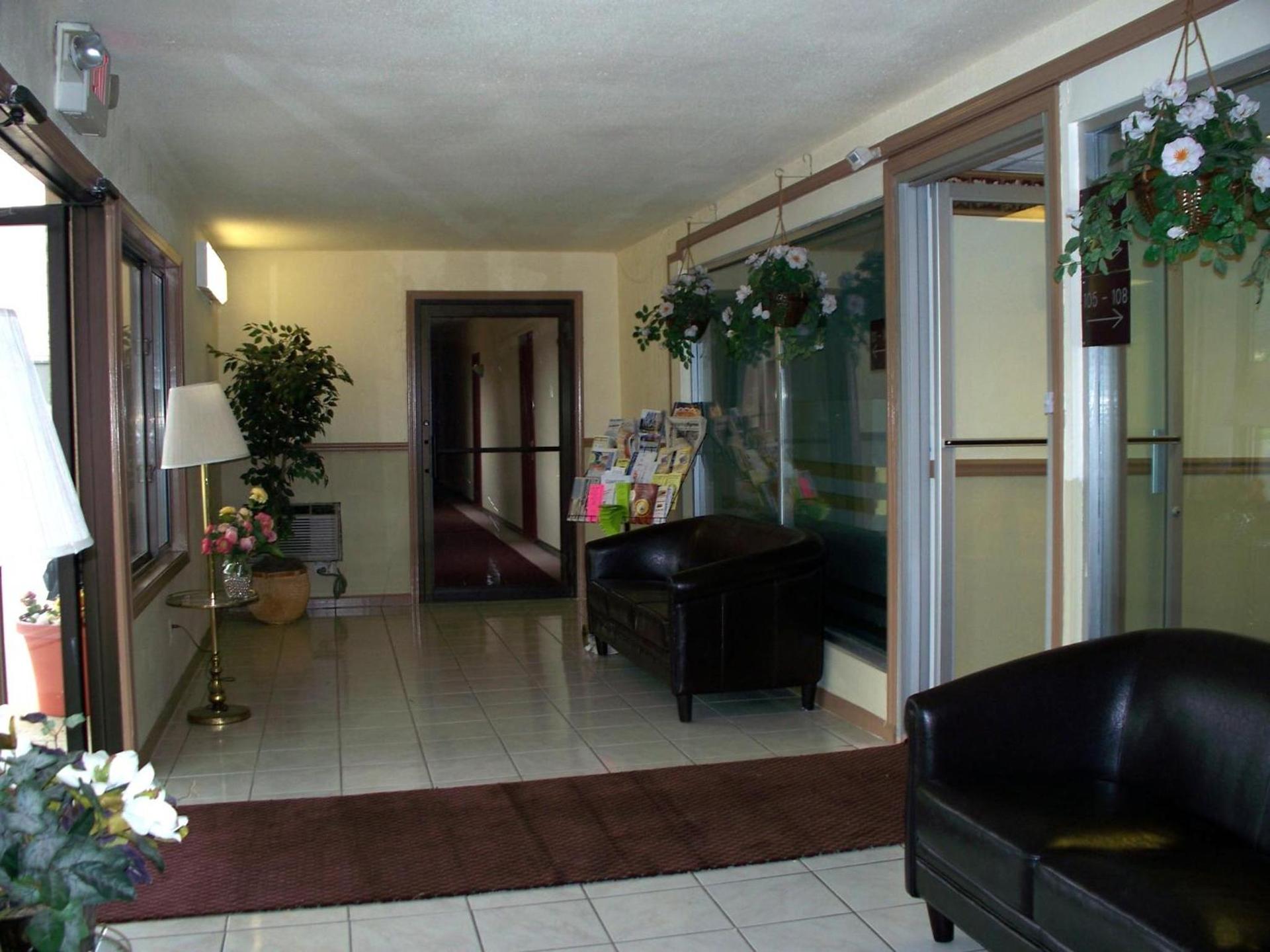 Budget Inn & Suites photo 15