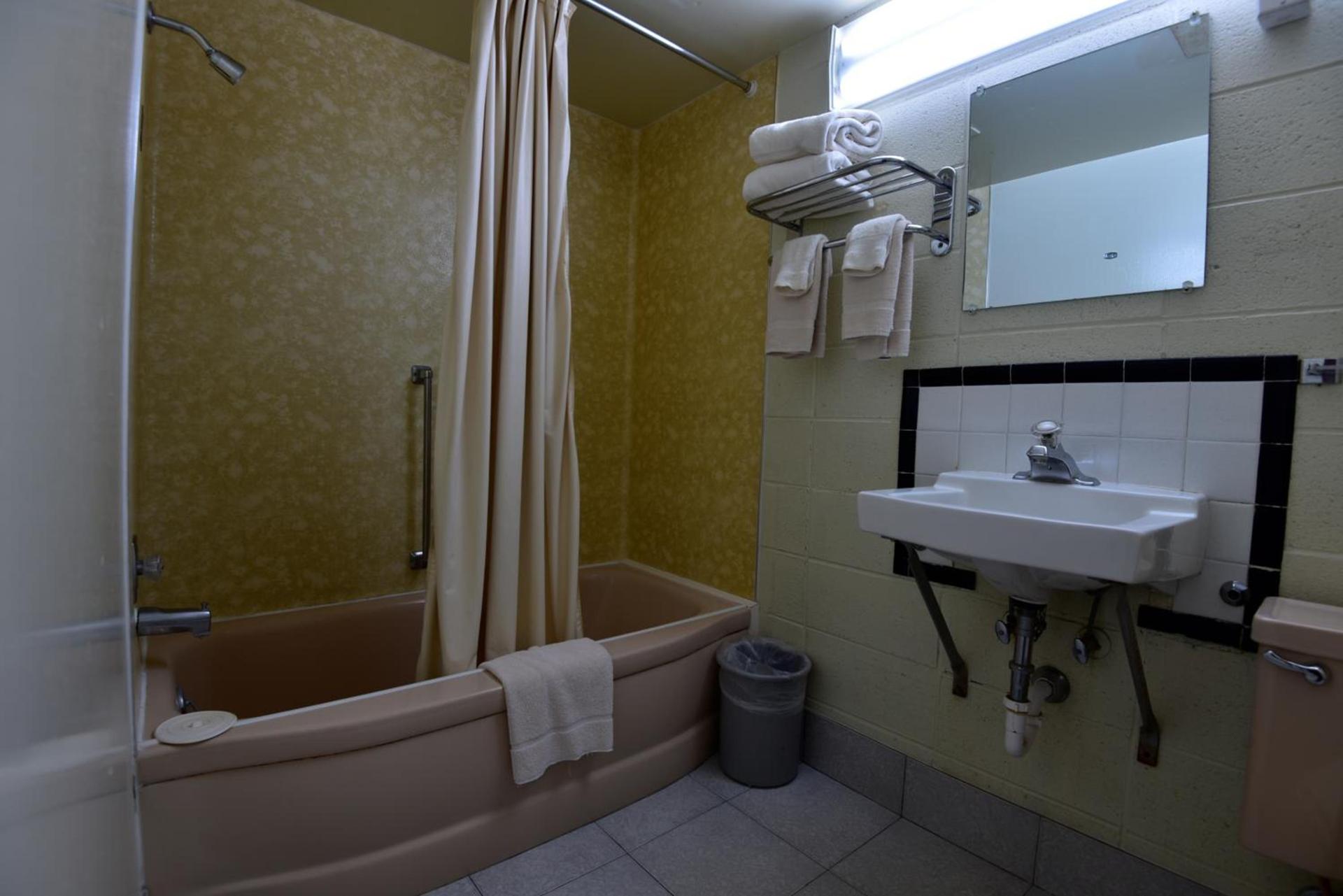 Lariat Motel photo 33