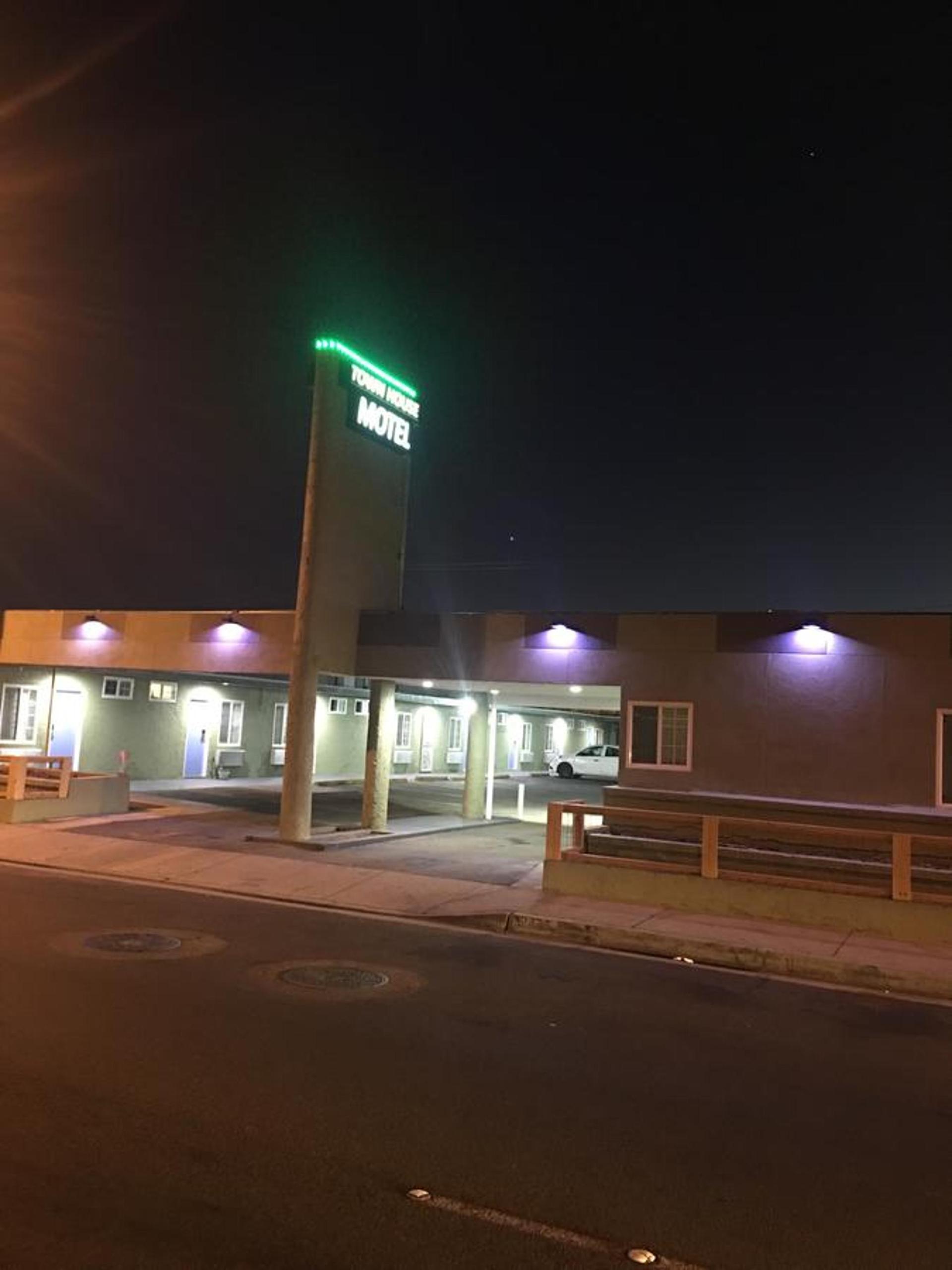 Town House Motel photo 32