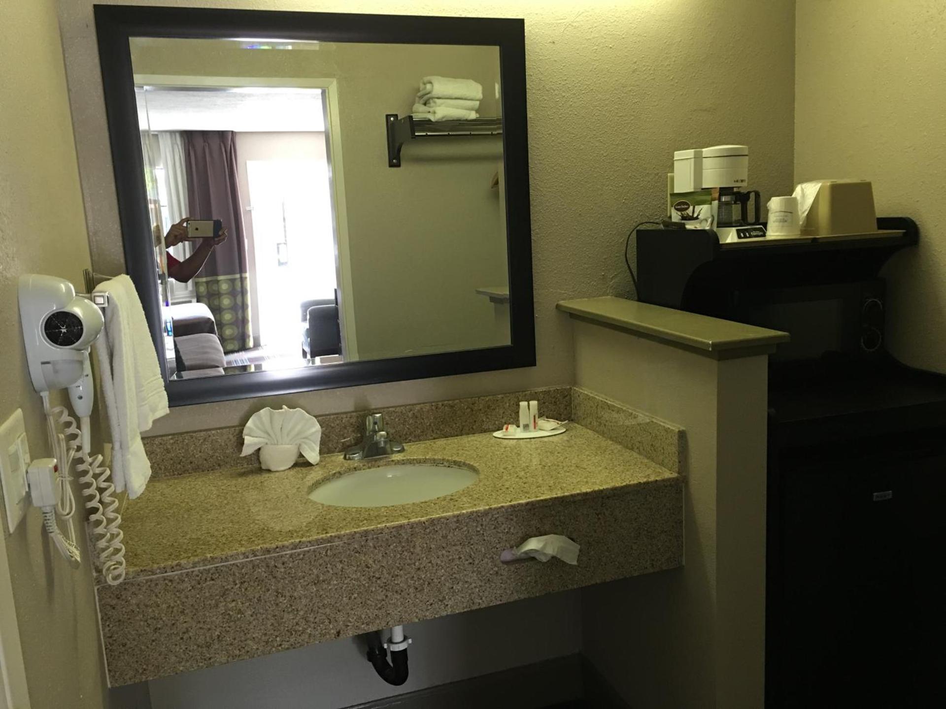 Super 8 by Wyndham Salinas photo 31