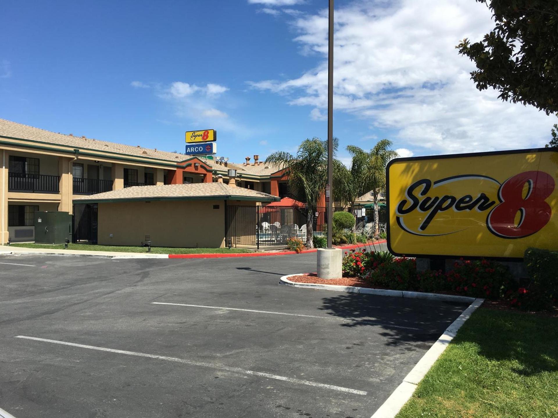 Super 8 by Wyndham Salinas photo 38
