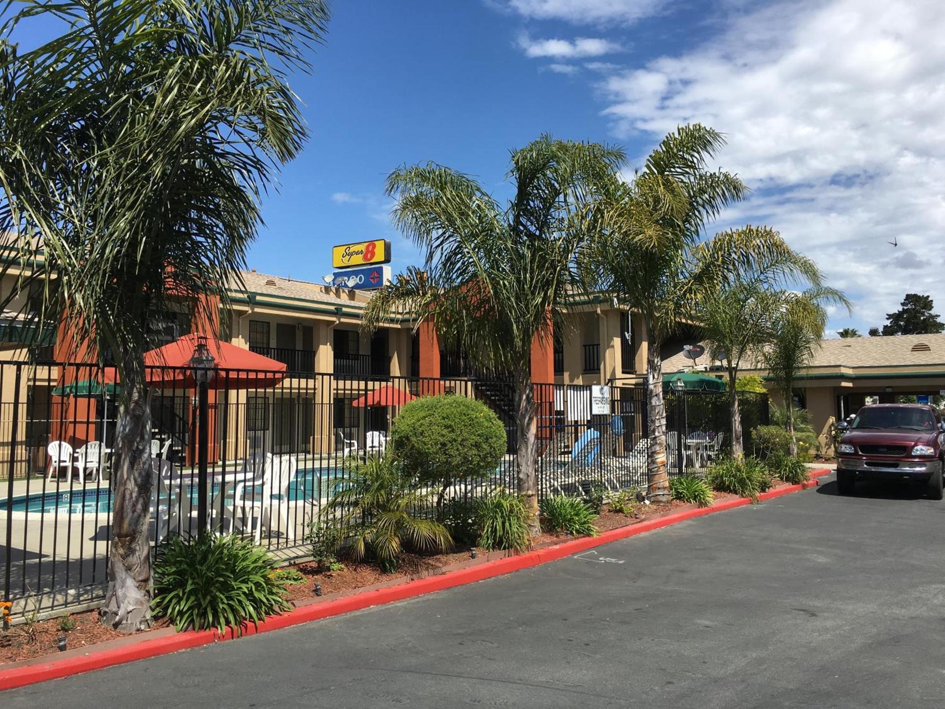 Super 8 by Wyndham Salinas photo 40