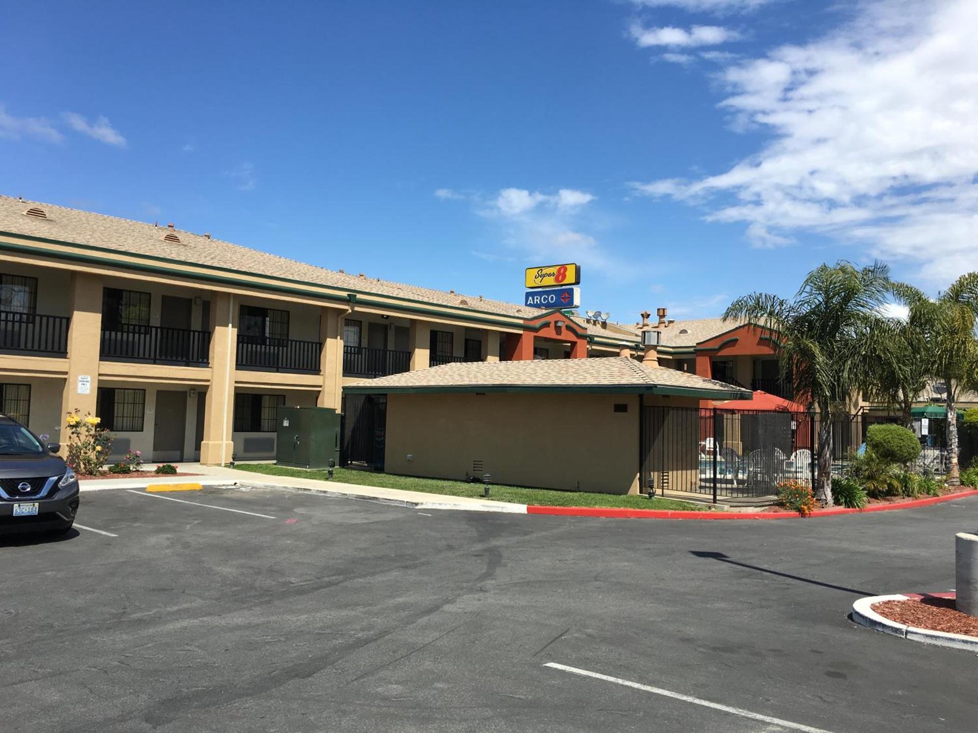 Super 8 by Wyndham Salinas photo 41