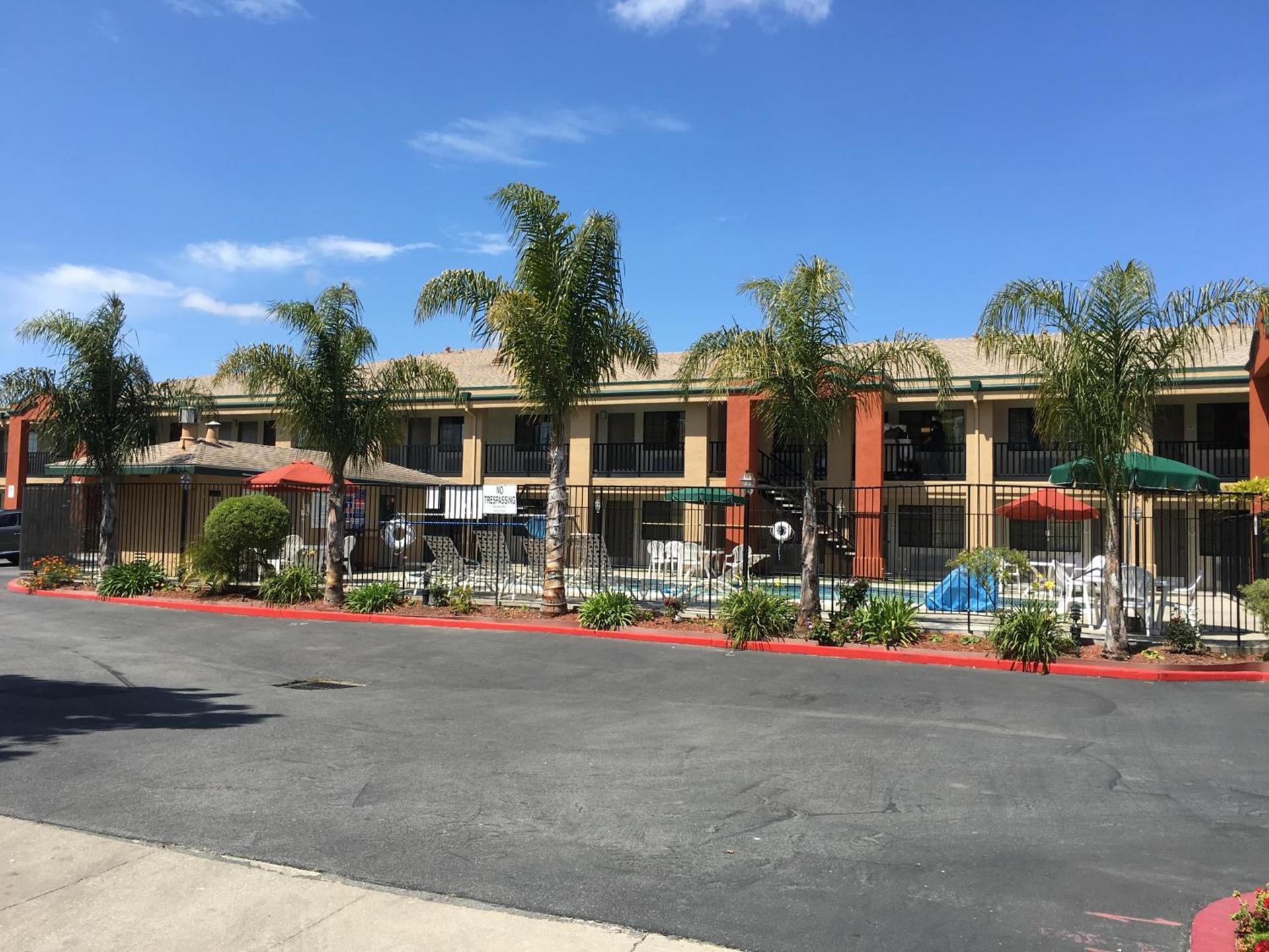 Super 8 by Wyndham Salinas photo 42