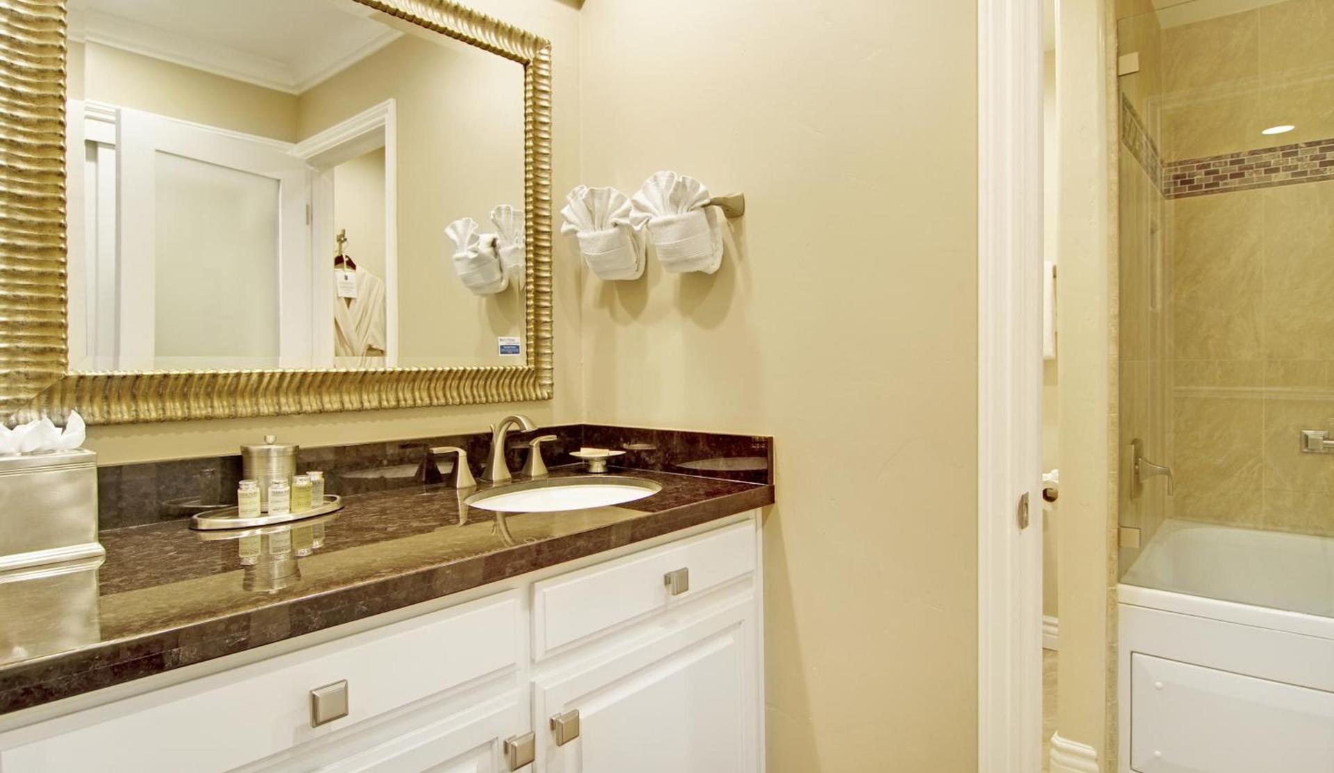 Carriage House Inn photo 31