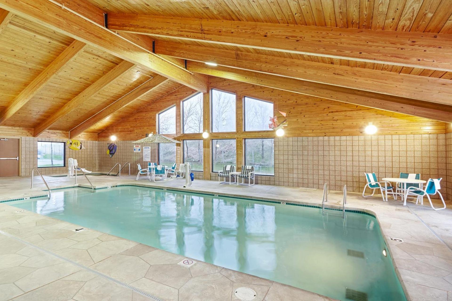 AmericInn by Wyndham Sheboygan photo 4