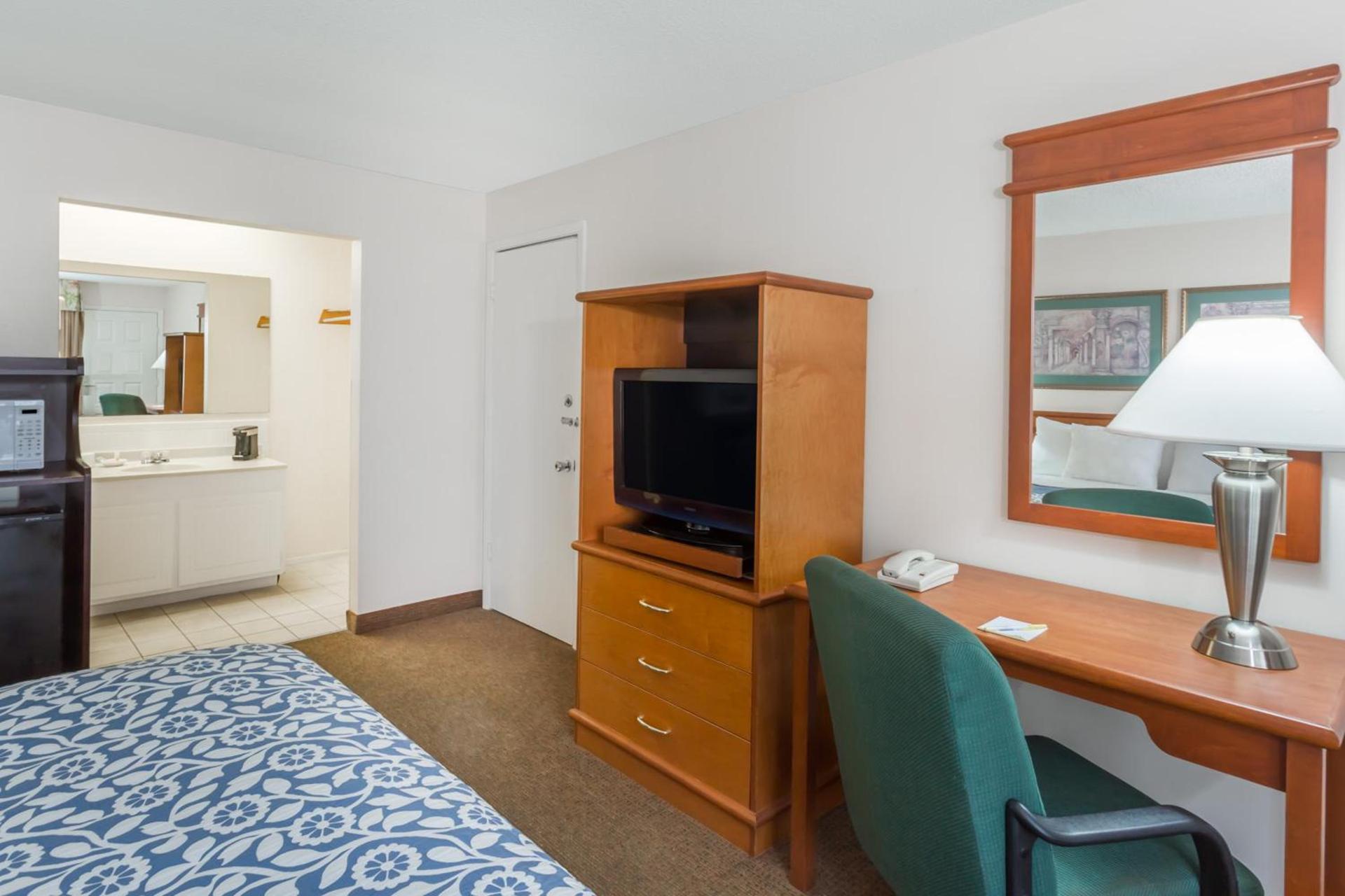 Days Inn by Wyndham Fort Myers Springs Resort photo 25