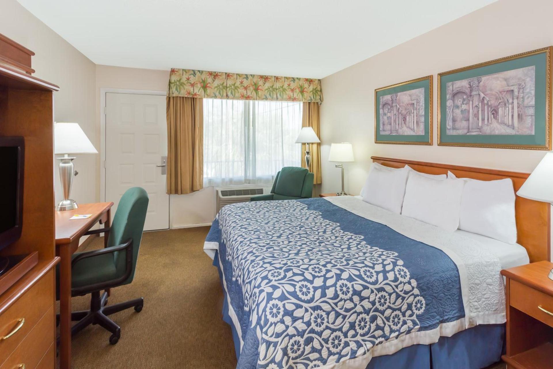 Days Inn by Wyndham Fort Myers Springs Resort photo 24
