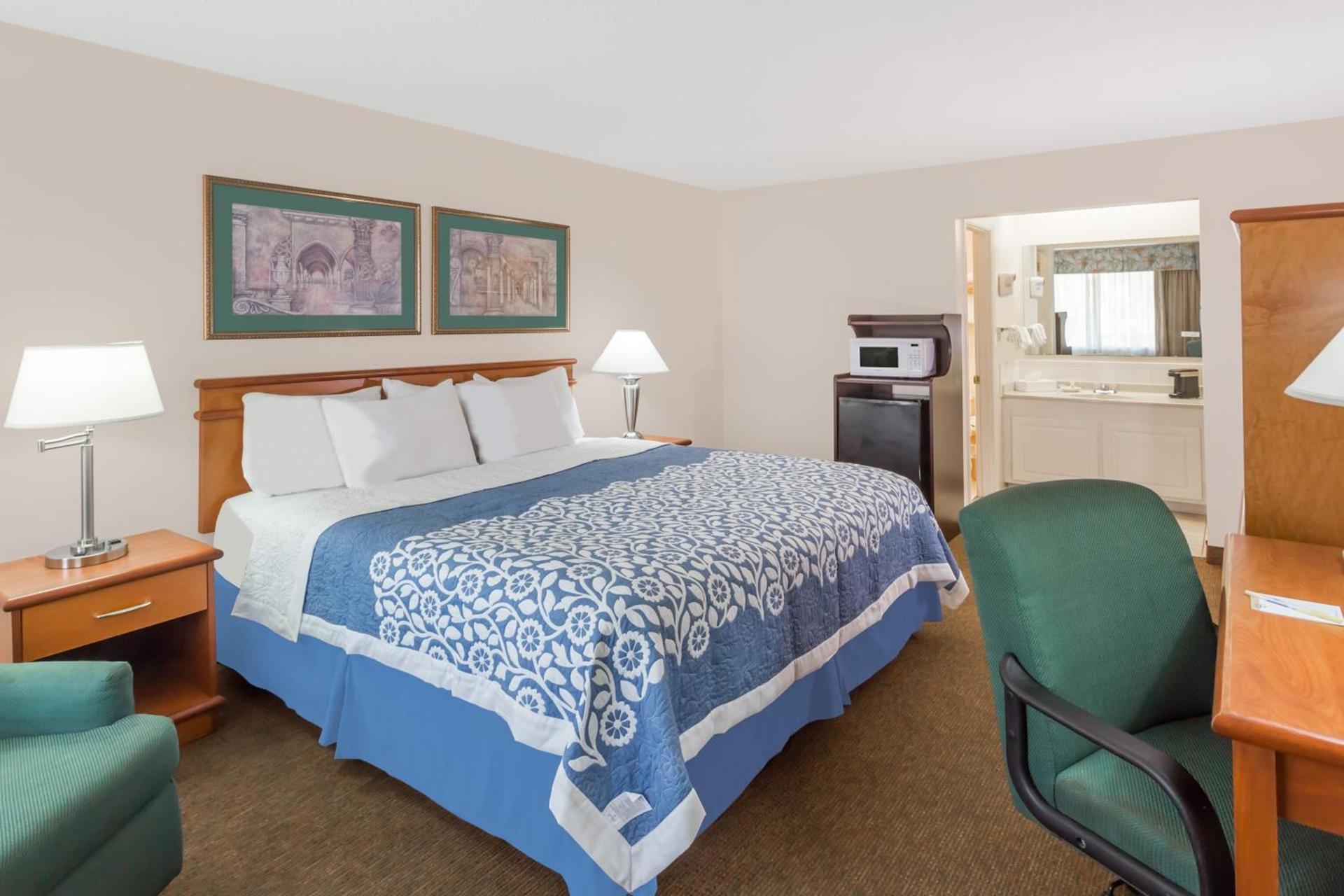 Days Inn by Wyndham Fort Myers Springs Resort photo 31
