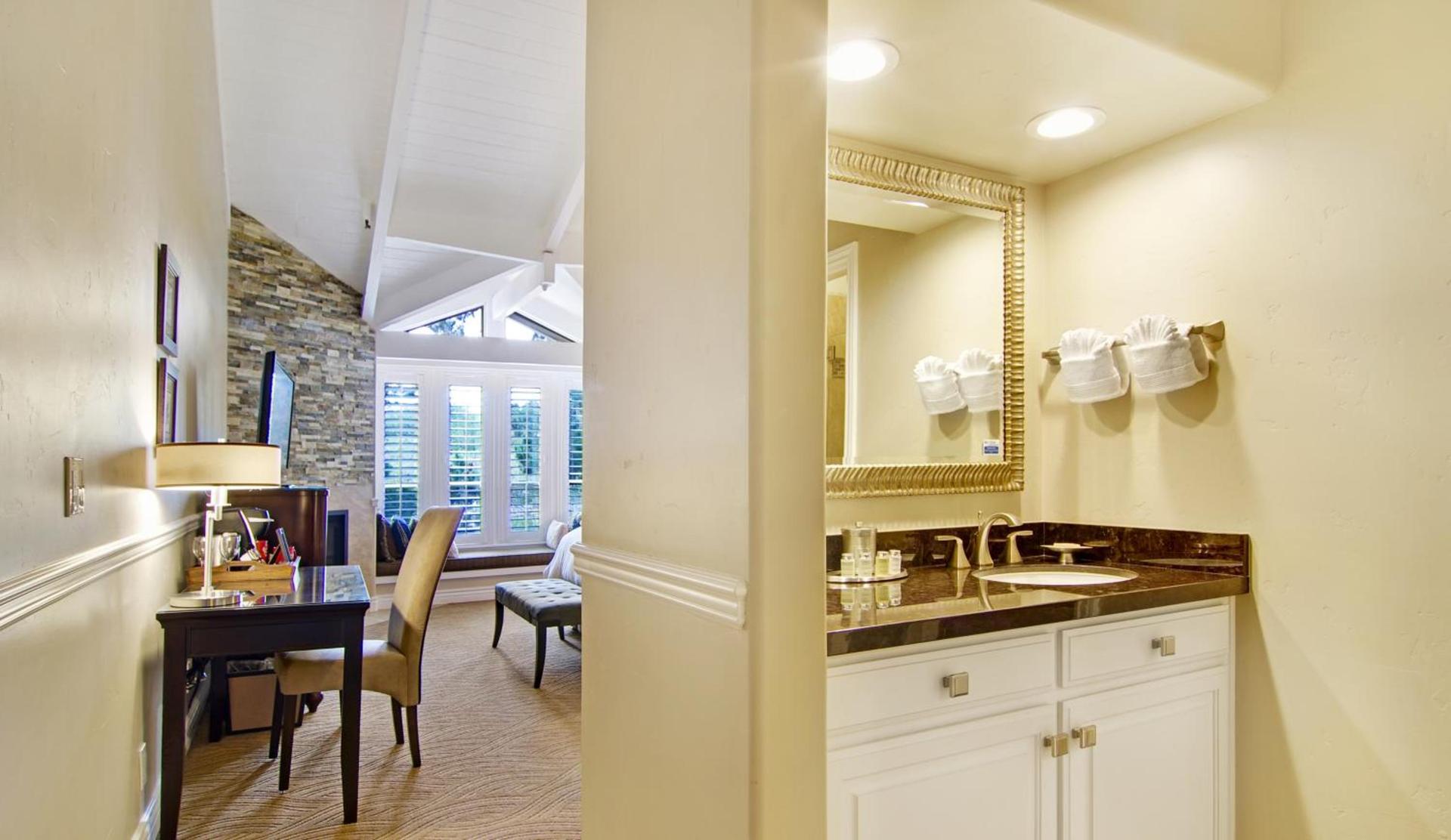 Carriage House Inn photo 37