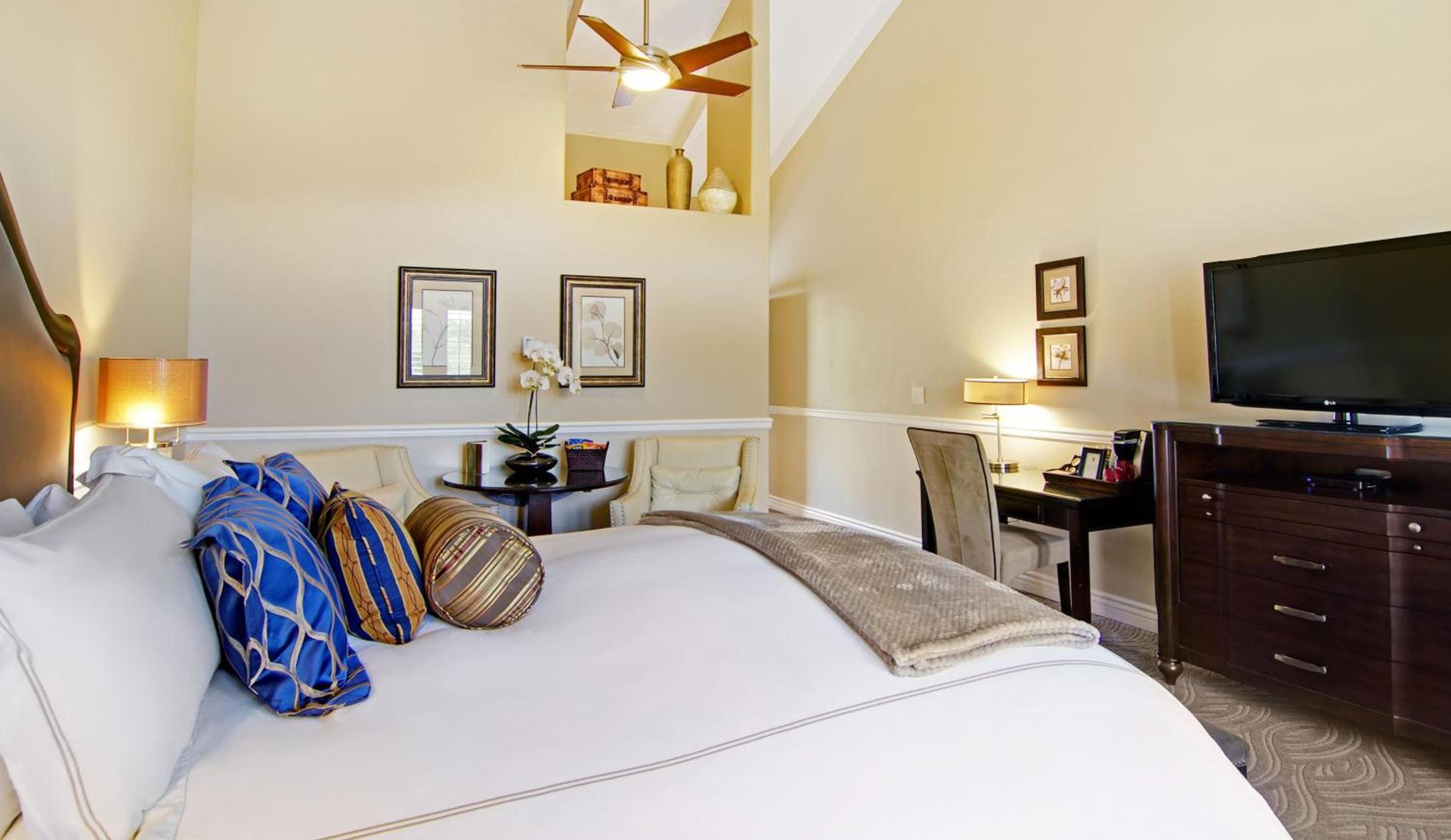 Carriage House Inn photo 38