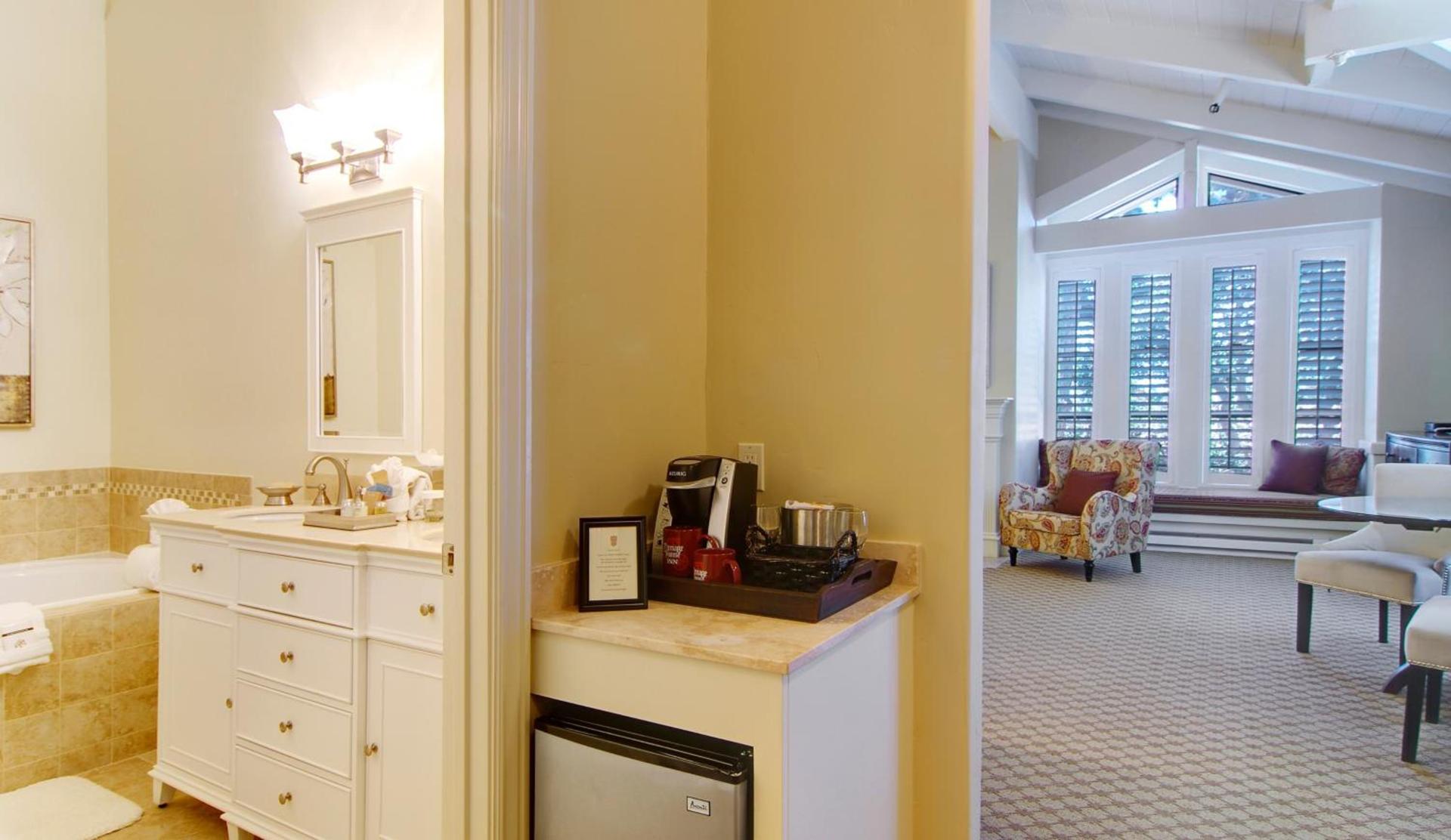 Carriage House Inn photo 43