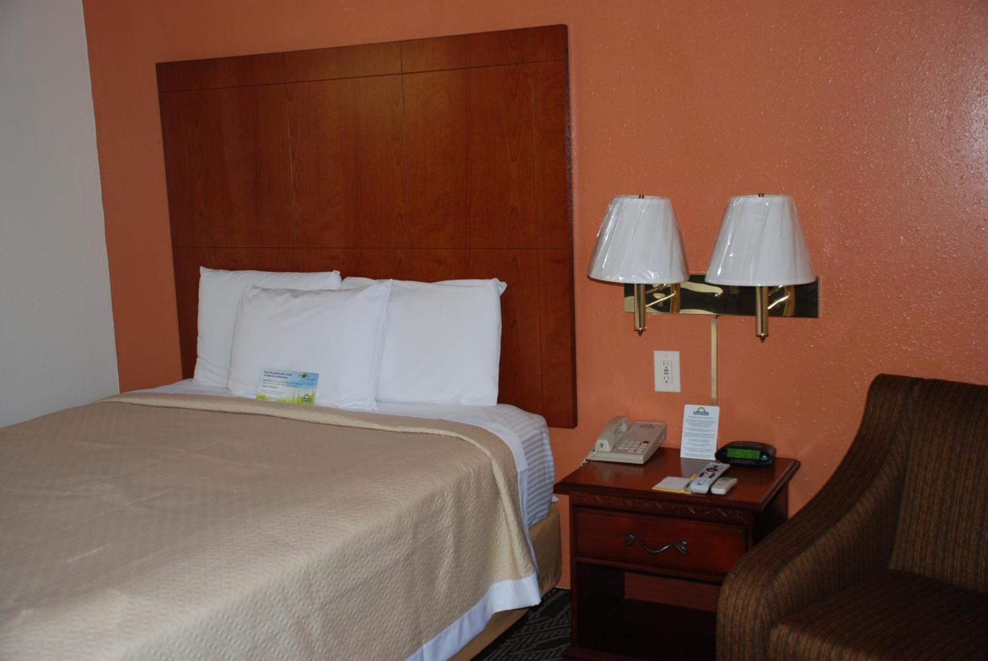 Days Inn by Wyndham Dyersburg photo 54