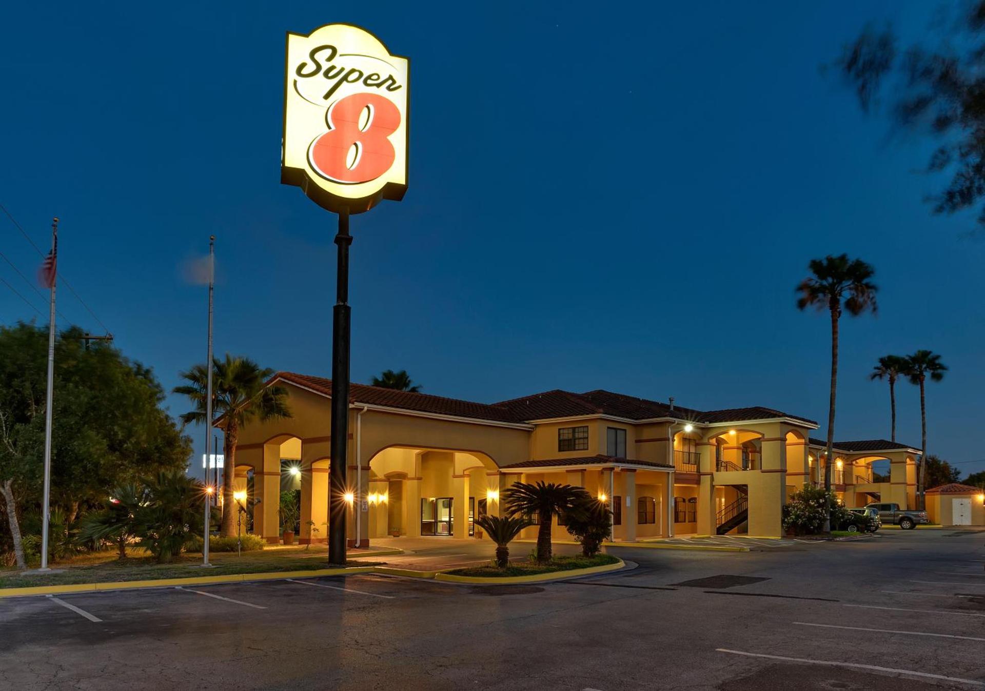 Super 8 by Wyndham Weslaco photo 4