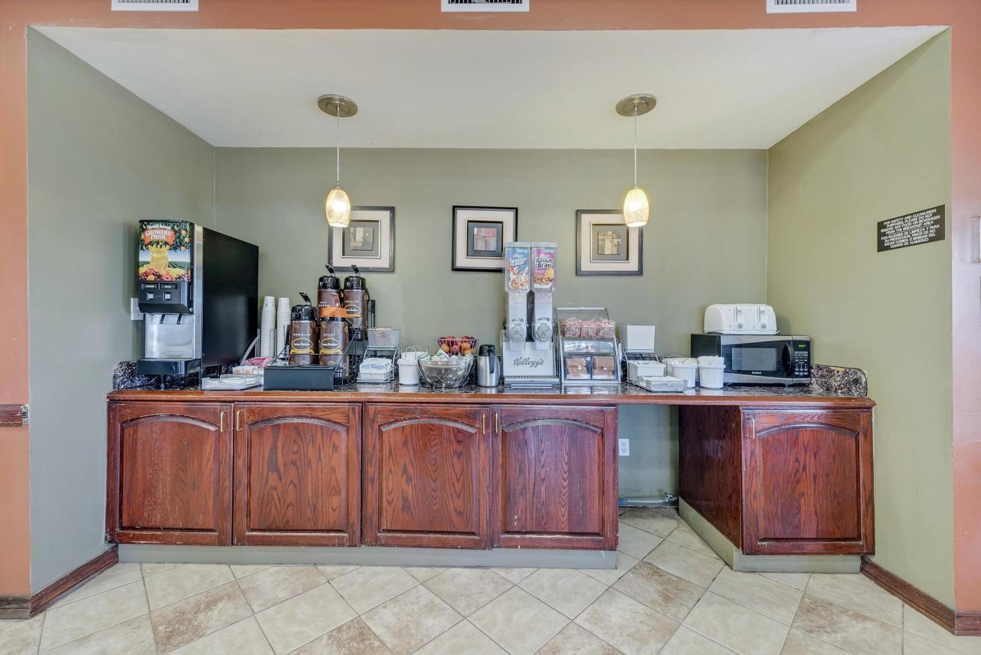Super 8 by Wyndham Weslaco photo 33