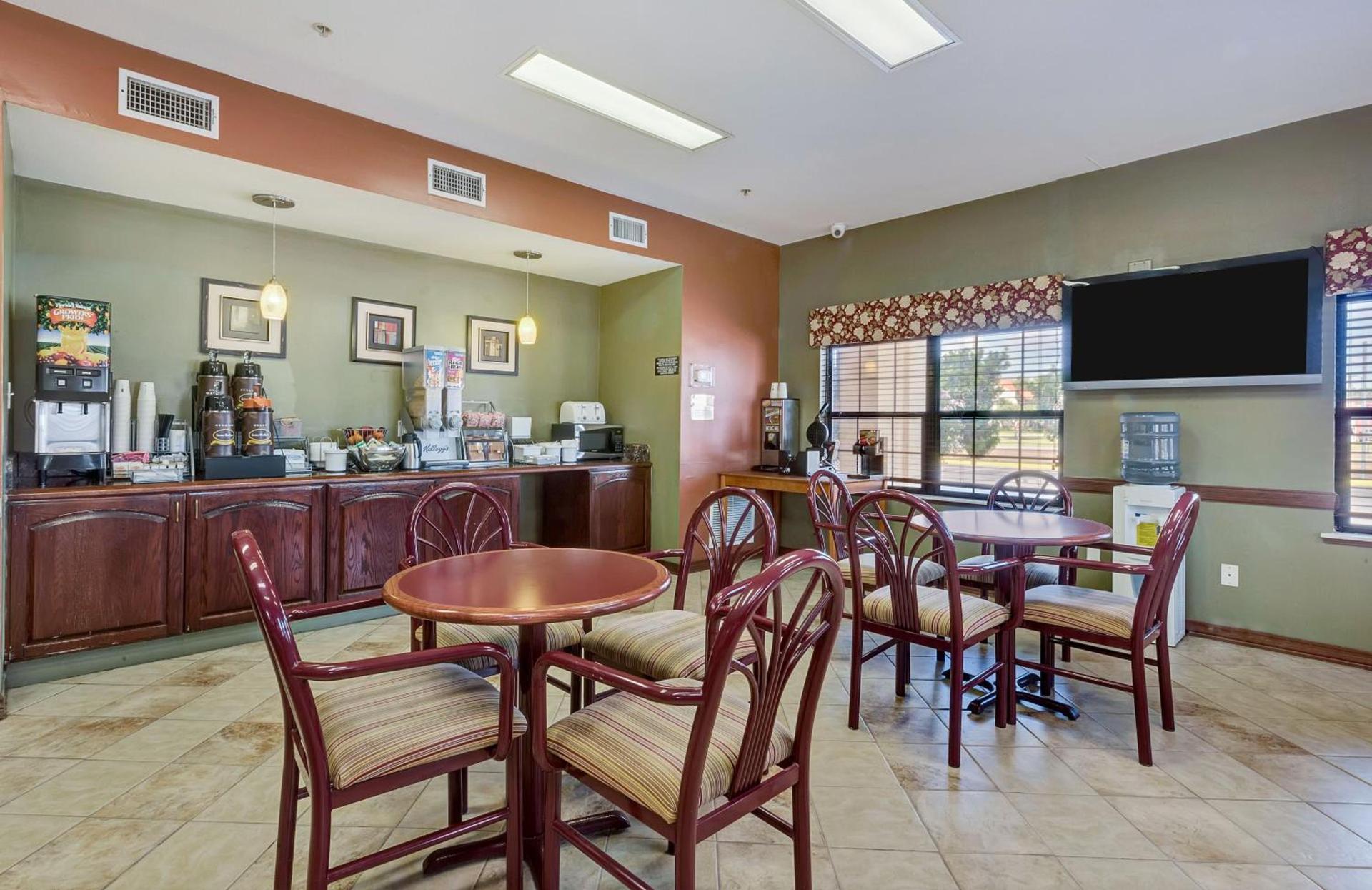 Super 8 by Wyndham Weslaco photo 34
