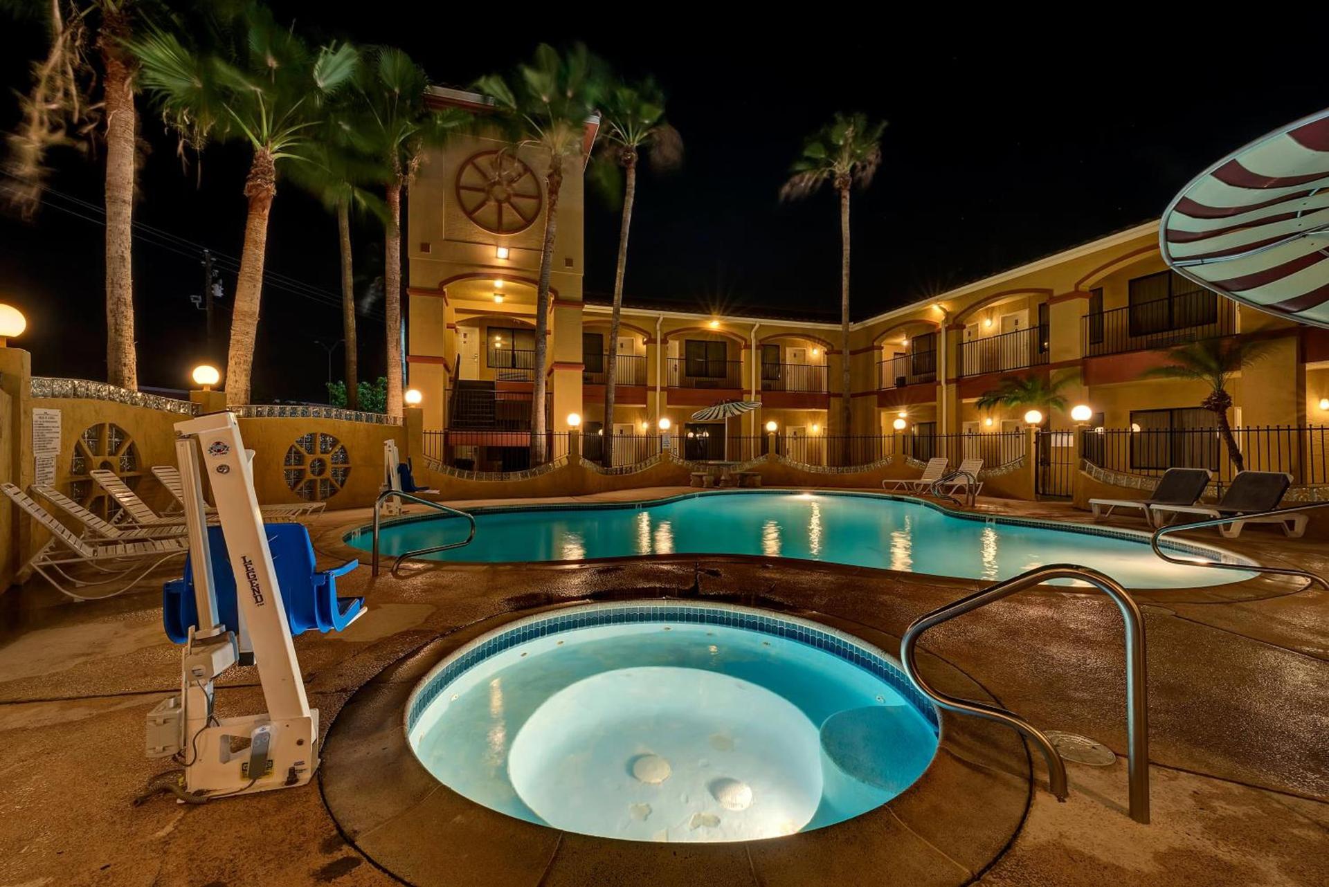 Super 8 by Wyndham Weslaco photo 2