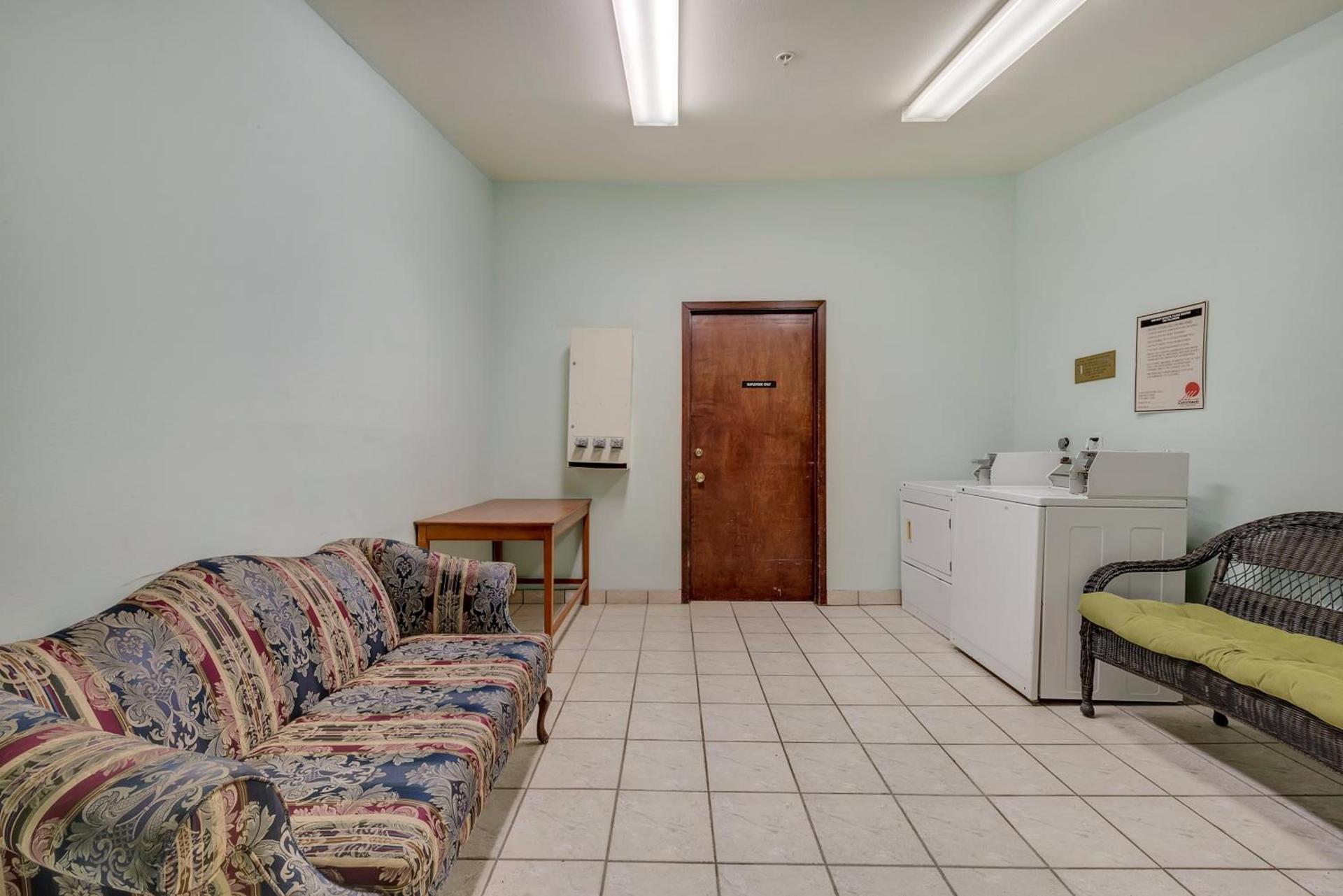 Super 8 by Wyndham Weslaco photo 40