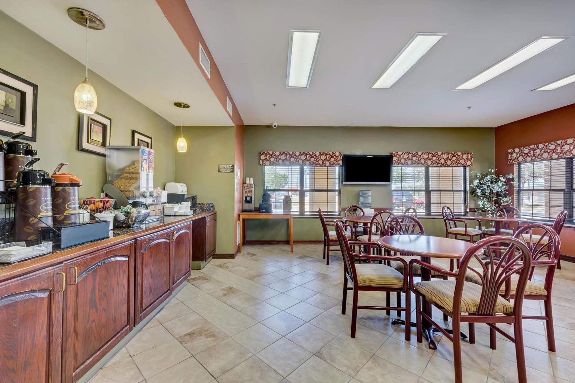 Super 8 by Wyndham Weslaco photo 35