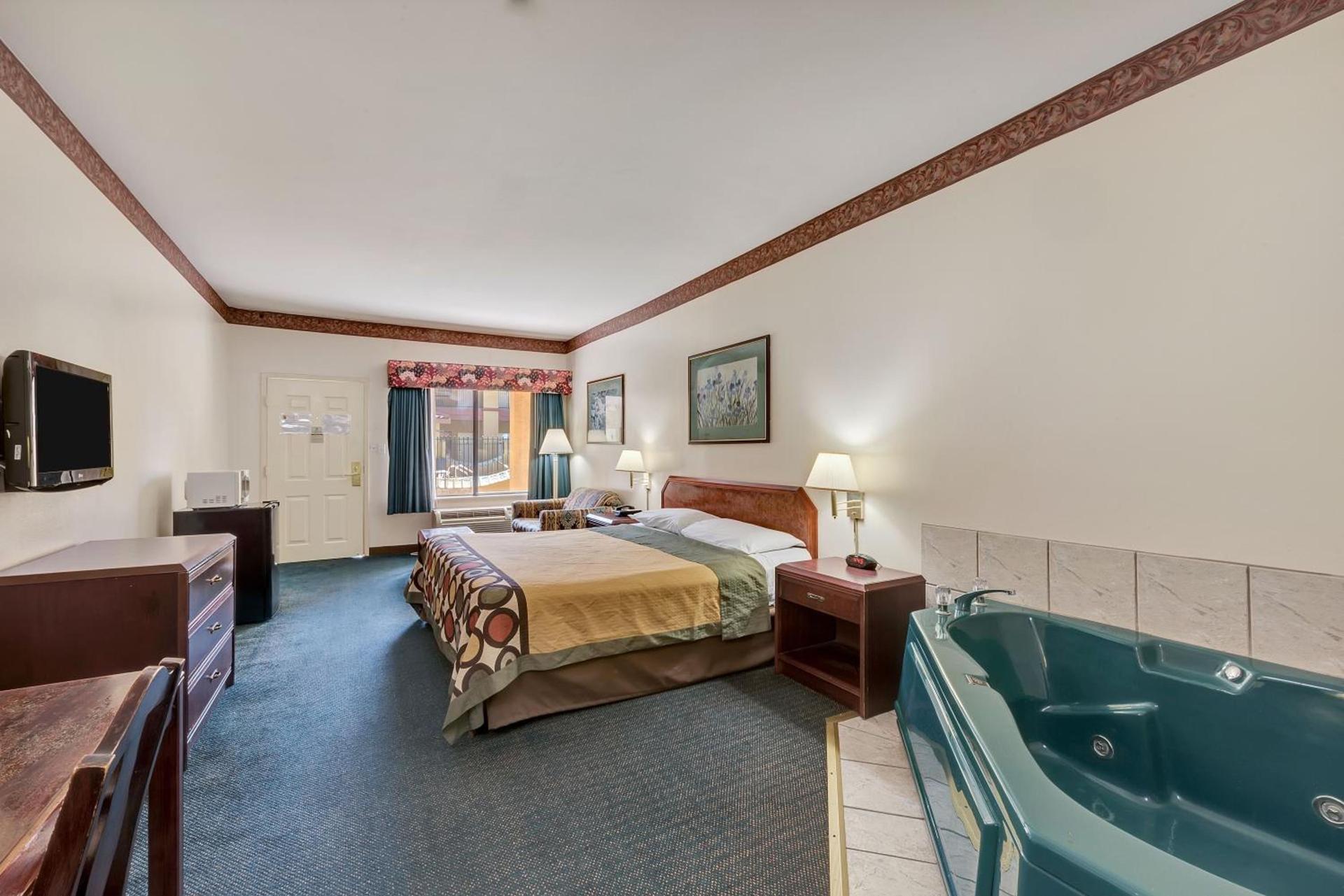 Super 8 by Wyndham Weslaco photo 3