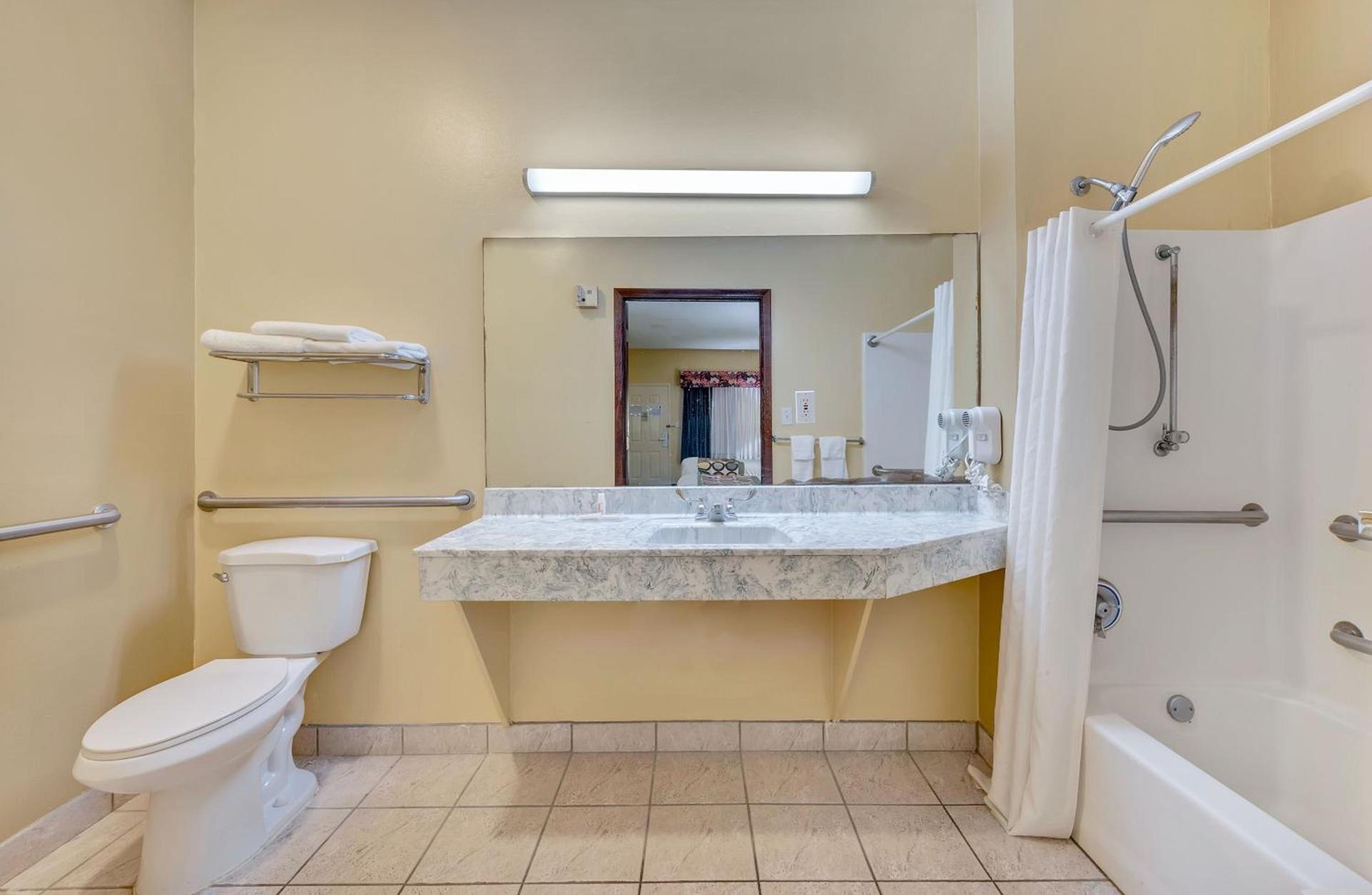 Super 8 by Wyndham Weslaco photo 32