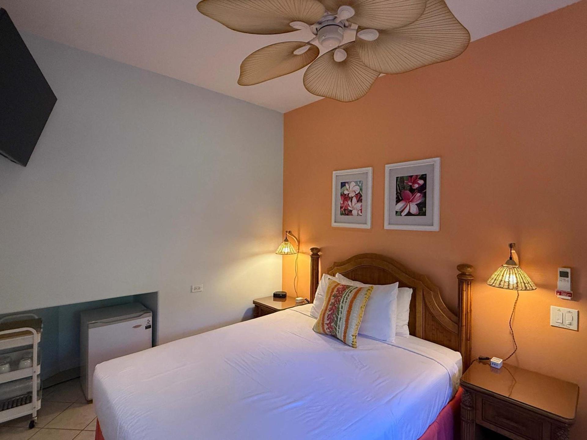 Beachfront B&B w Free Breakfast, AC & Sunset View photo 25